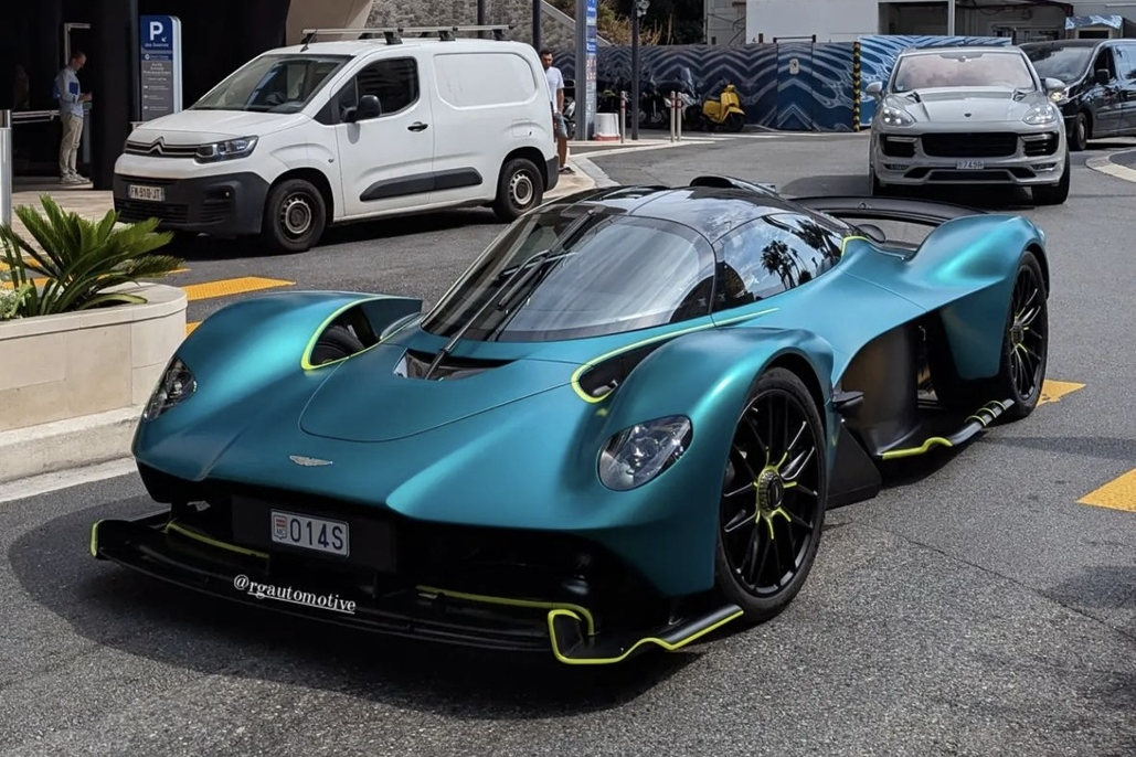 Tay dua F1 nhan sieu xe Aston Martin Valkyrie hon 4 trieu USD hinh anh