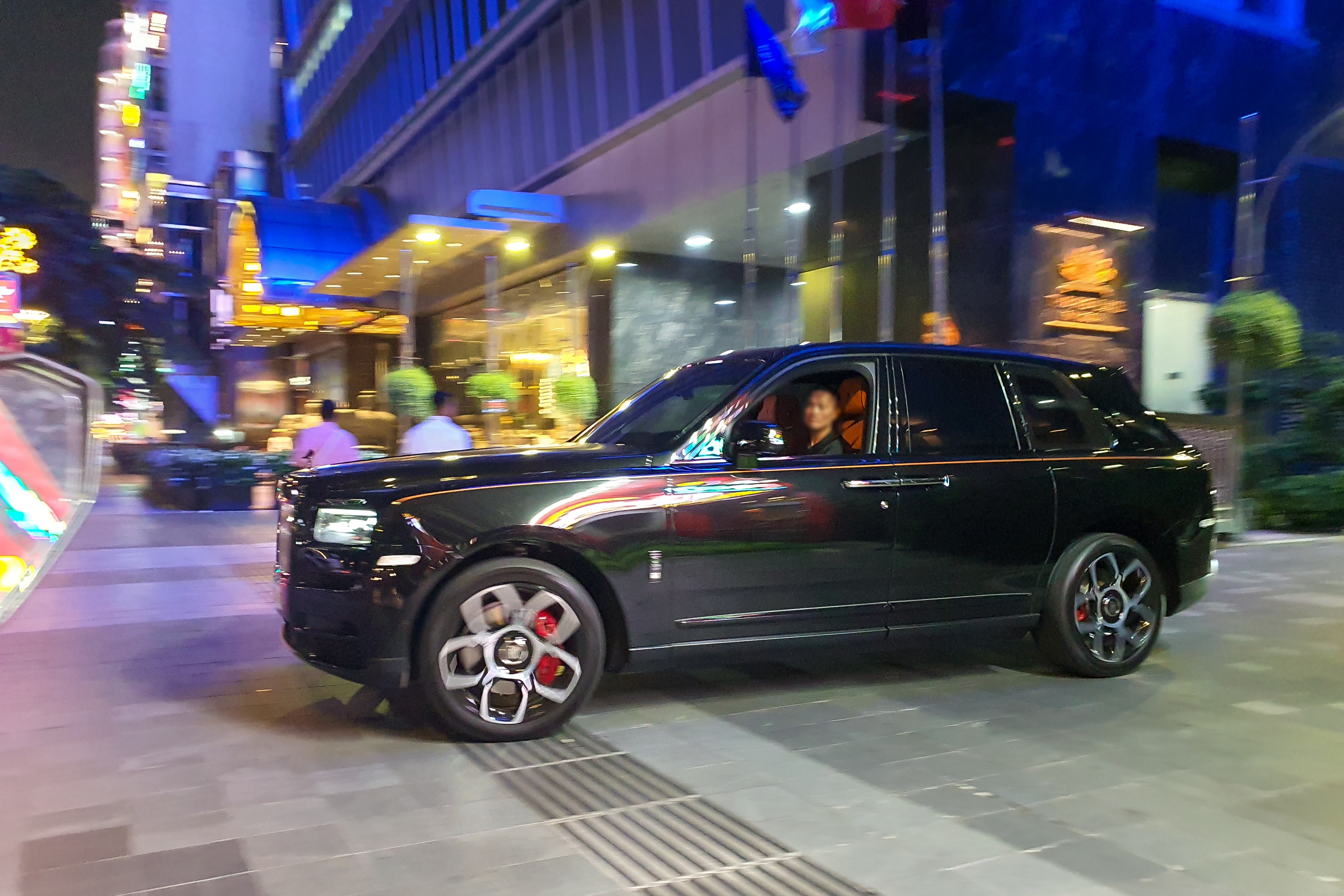 rolls-royce,  cullinan,  sieu xe,  xe sieu sang,  black badge,  uae,  gumball 3000,  rolls-royce cullinan anh 3