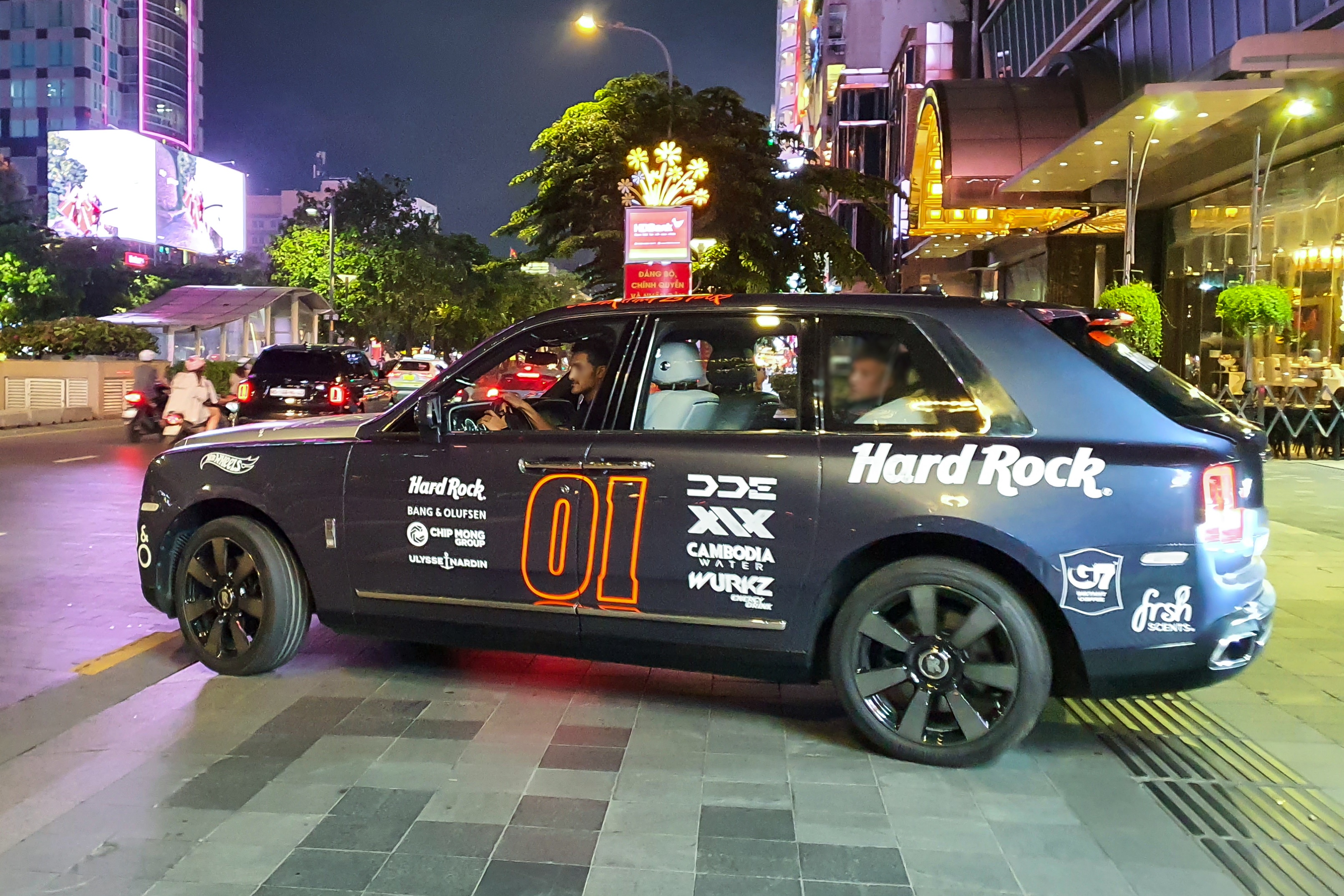 rolls-royce,  cullinan,  sieu xe,  xe sieu sang,  black badge,  uae,  gumball 3000,  rolls-royce cullinan anh 4