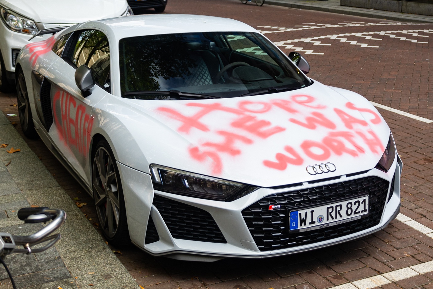 Sieu xe Audi R8 bi ve bay do danh ghen? hinh anh