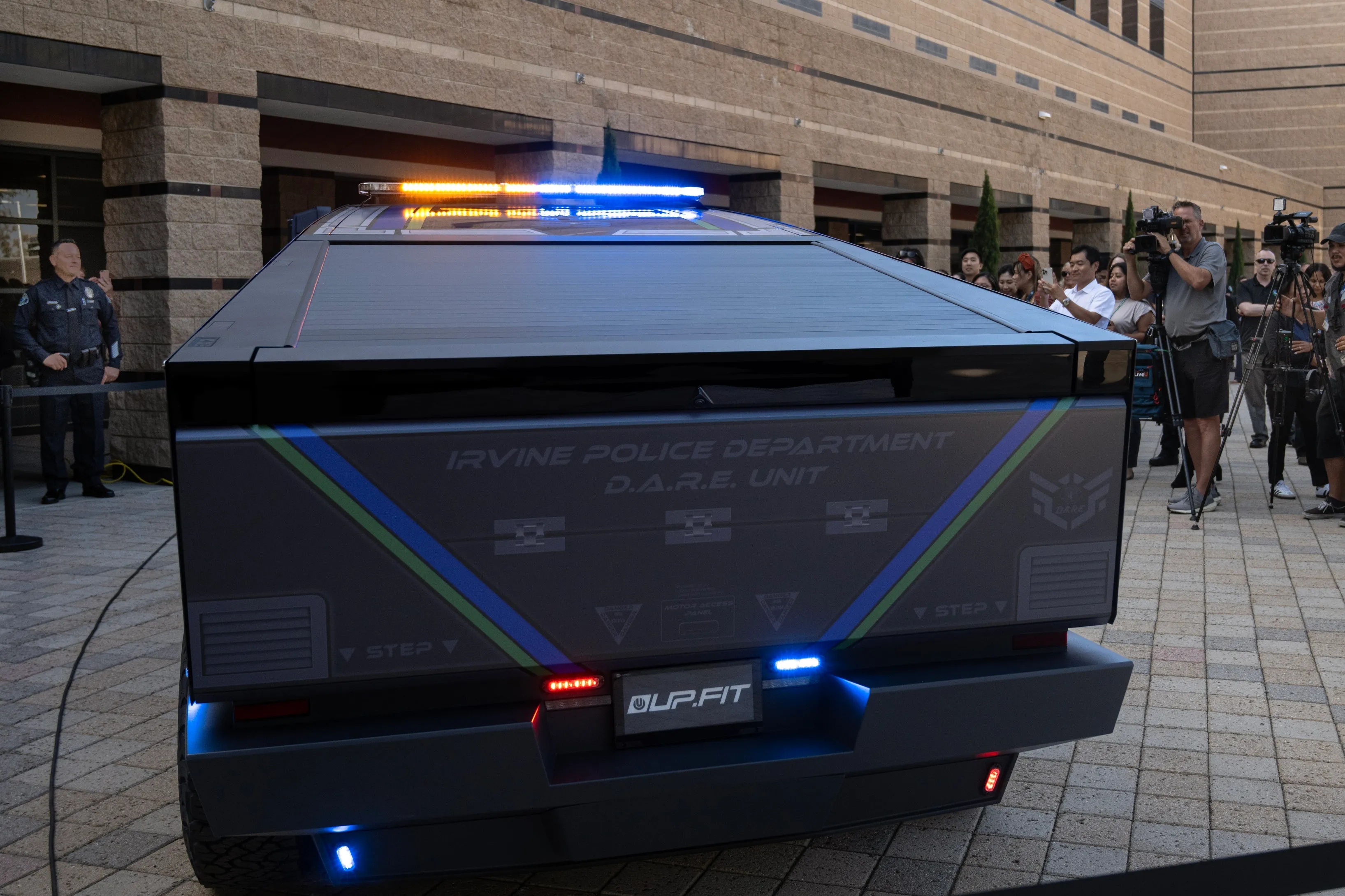 tesla,  cybertruck,  canh sat,  xe canh sat,  cybertruck canh sat,  canh sat my,  xe dien,  ban tai anh 2