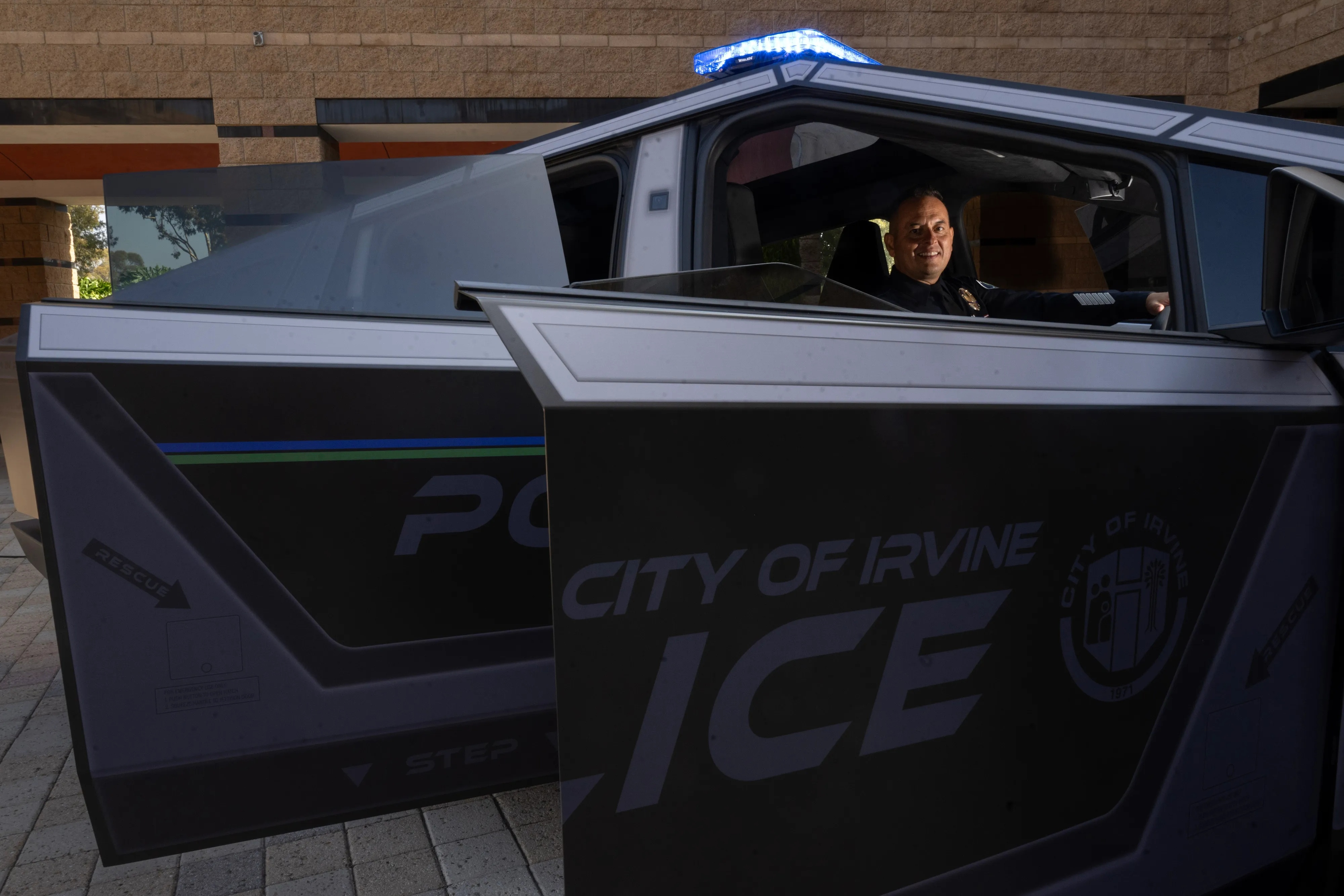 tesla,  cybertruck,  canh sat,  xe canh sat,  cybertruck canh sat,  canh sat my,  xe dien,  ban tai anh 3