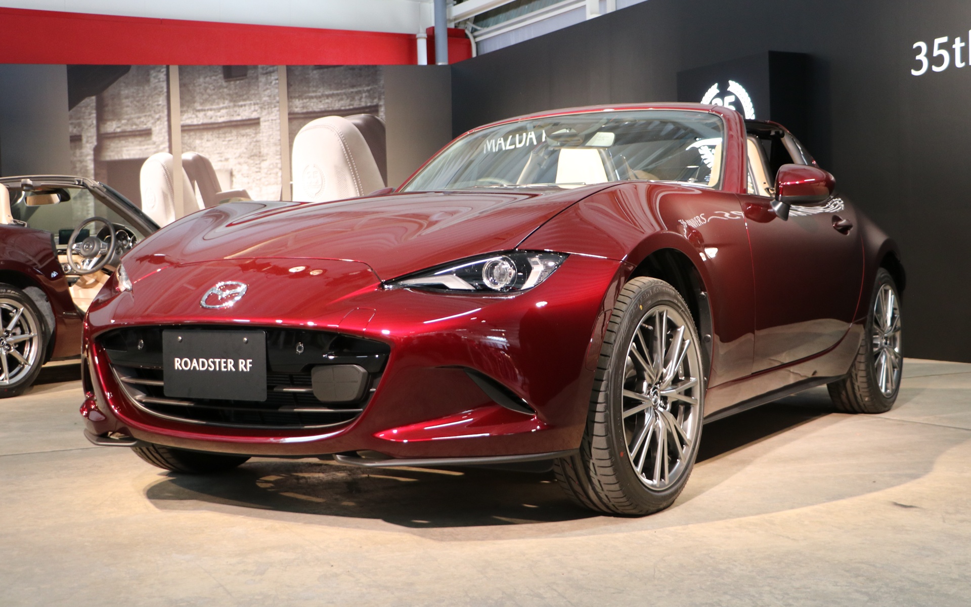 Can canh Mazda MX-5 Miata phien ban ky niem 35 nam hinh anh