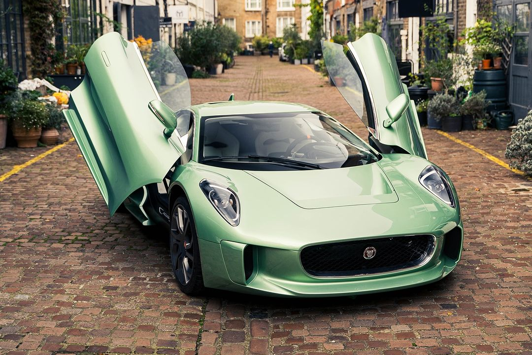Sieu xe Jaguar C-X75 cua bom tan James Bond tai xuat hinh anh