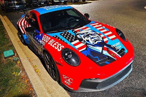 Chiec Porsche 911 GT3 mang phong cach Donald Trump hinh anh