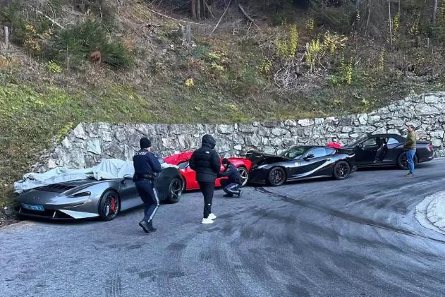 Ferrari LaFerrari va McLaren Elva gap tai nan lien hoan o Ao hinh anh