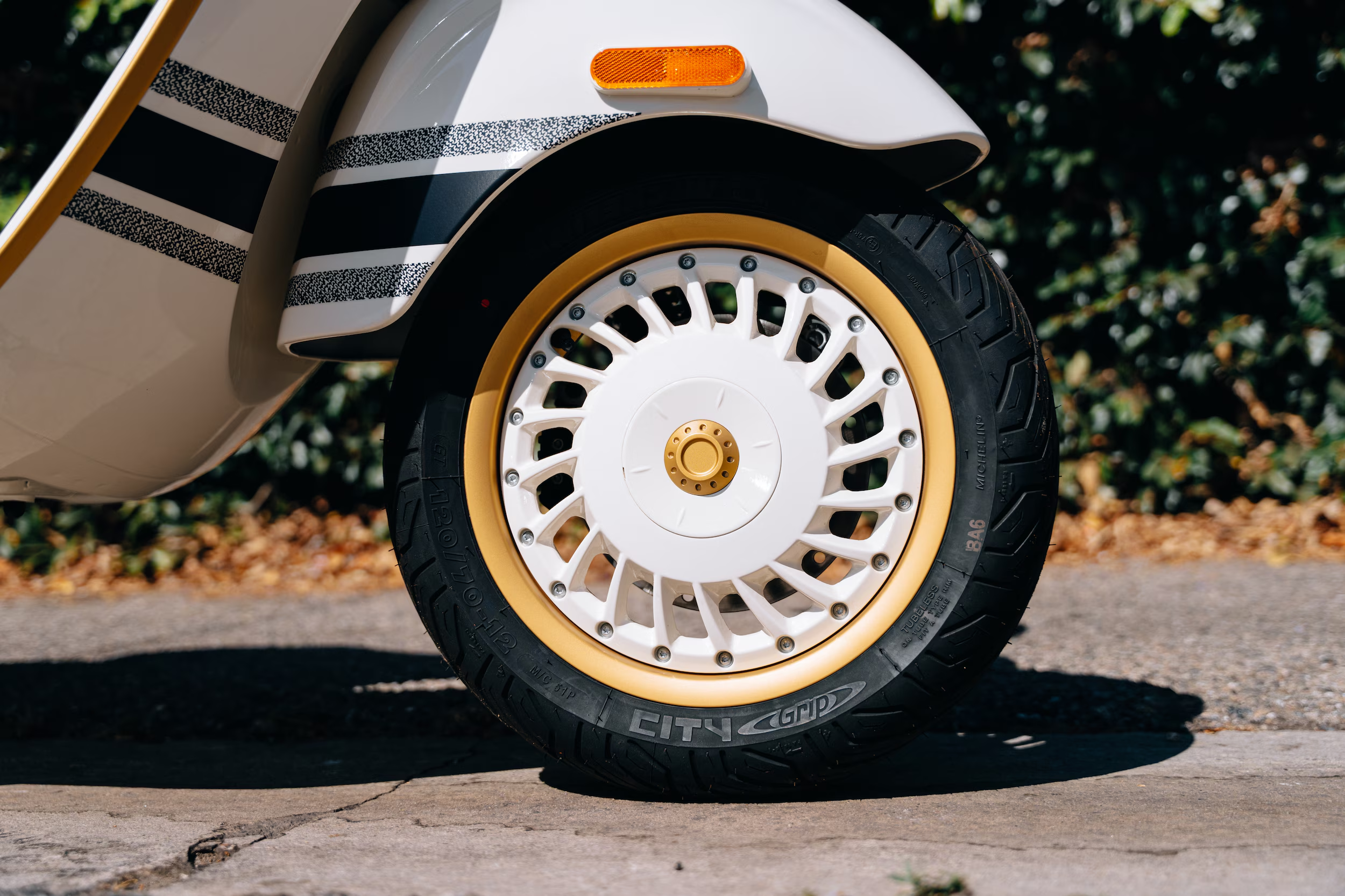 vespa,  vespa 946,  vespa 946 dior,  vespa 946 christian dior,  946 dior,  scooter,  xe tay ga anh 10