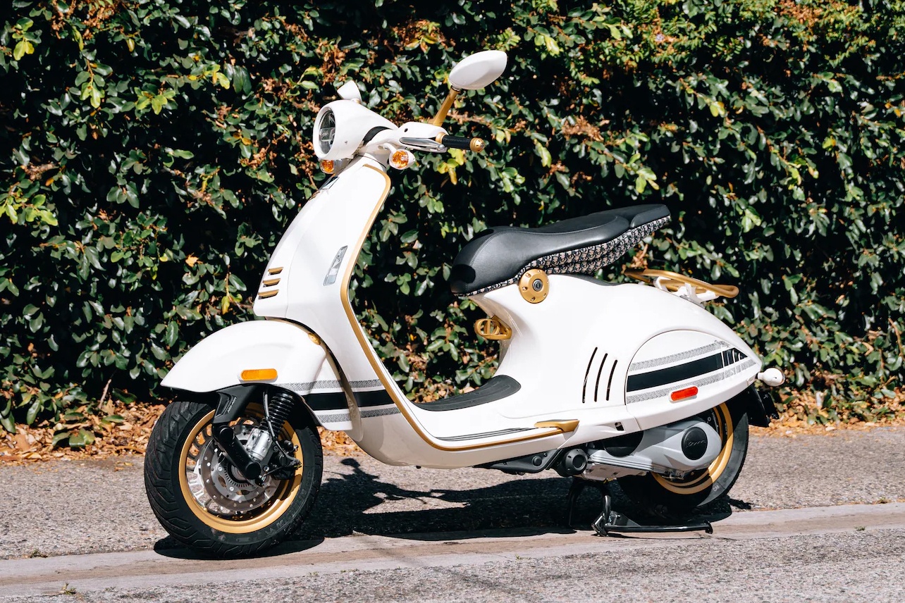 Vespa 946 Christian Dior duoc rao ban 65.000 USD hinh anh