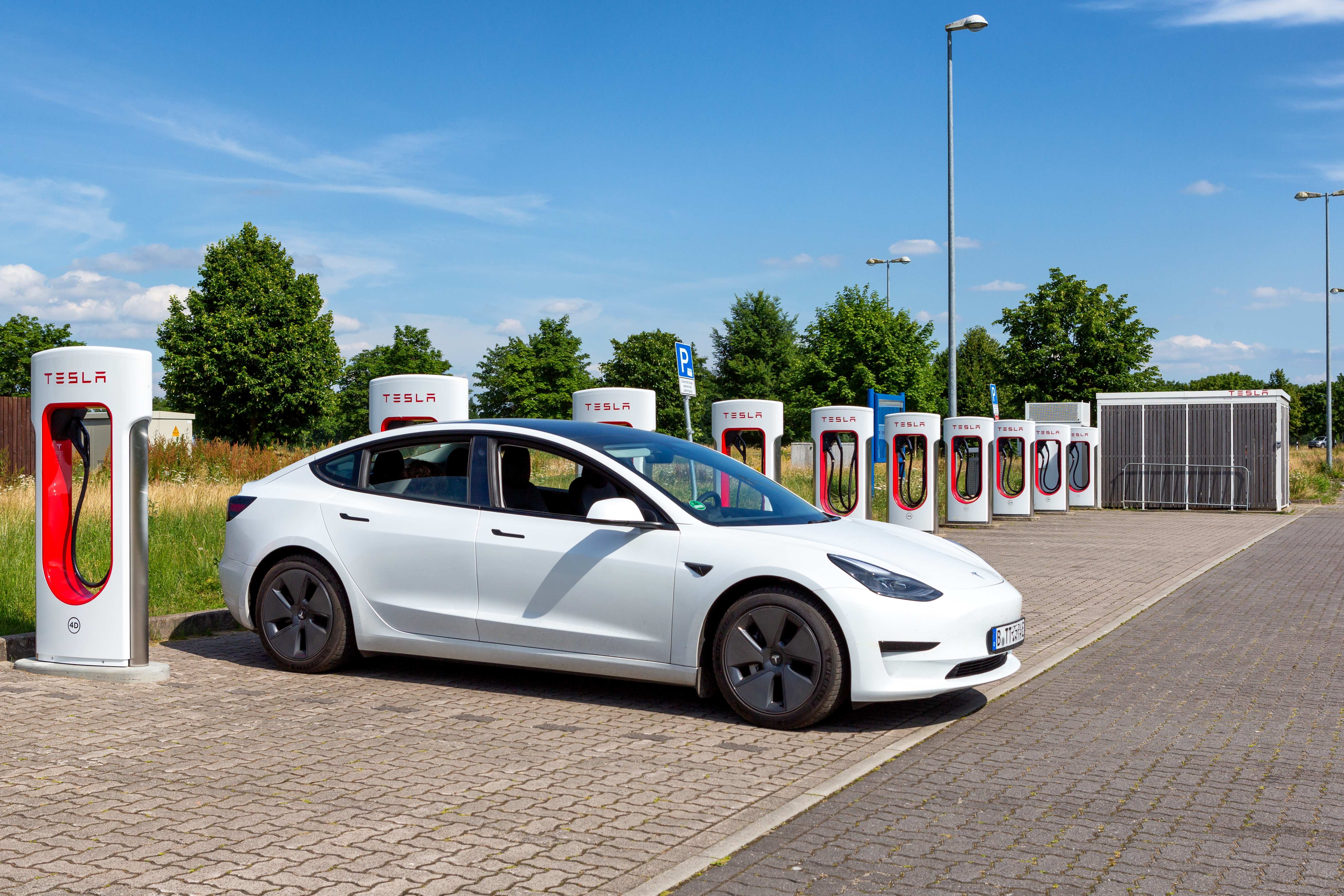 Tu xay tram sac Tesla - nuoc co sang suot cua ty phu Elon Musk hinh anh