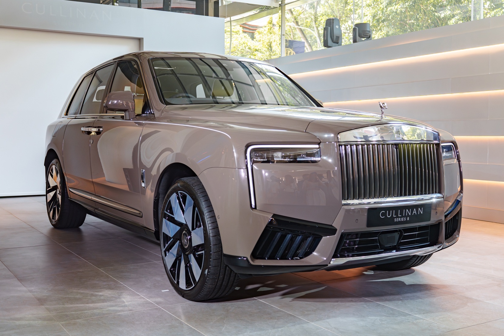 Can canh SUV sieu sang Rolls-Royce Cullinan Series II tai Singapore hinh anh