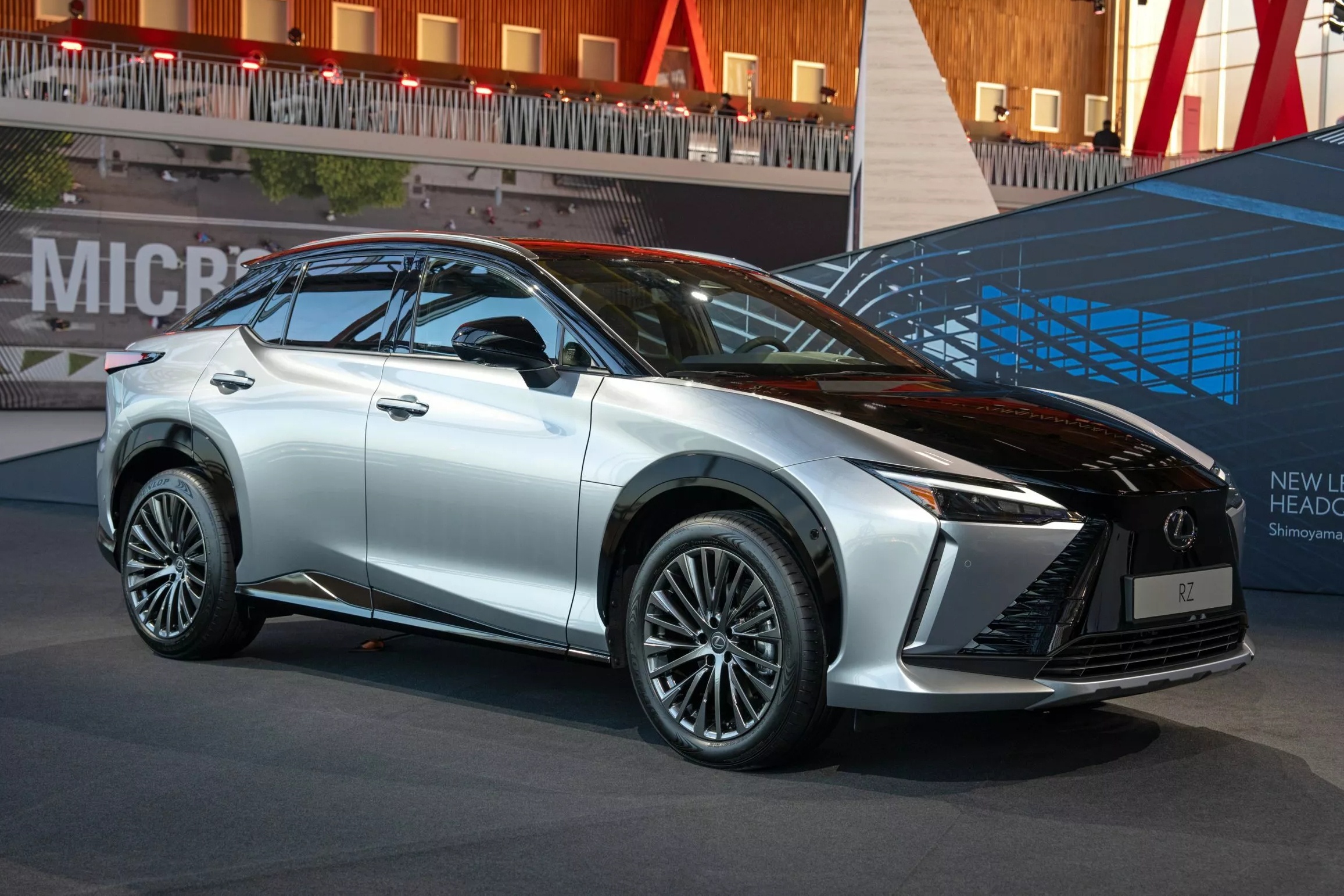 SUV thuan dien Lexus RZ ra mat phien ban nang cap giua vong doi hinh anh