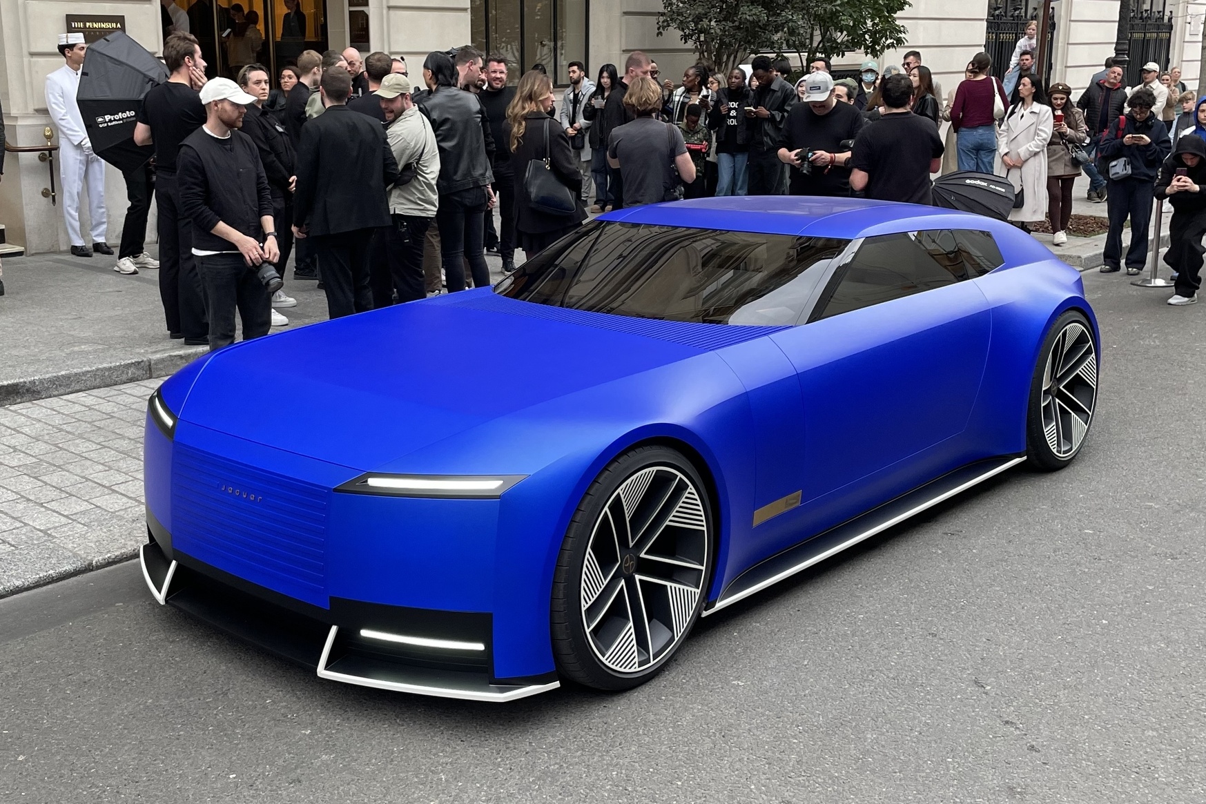 Anh thuc te 'sieu xe dien' Jaguar Type 00 tren duong pho Paris hinh anh