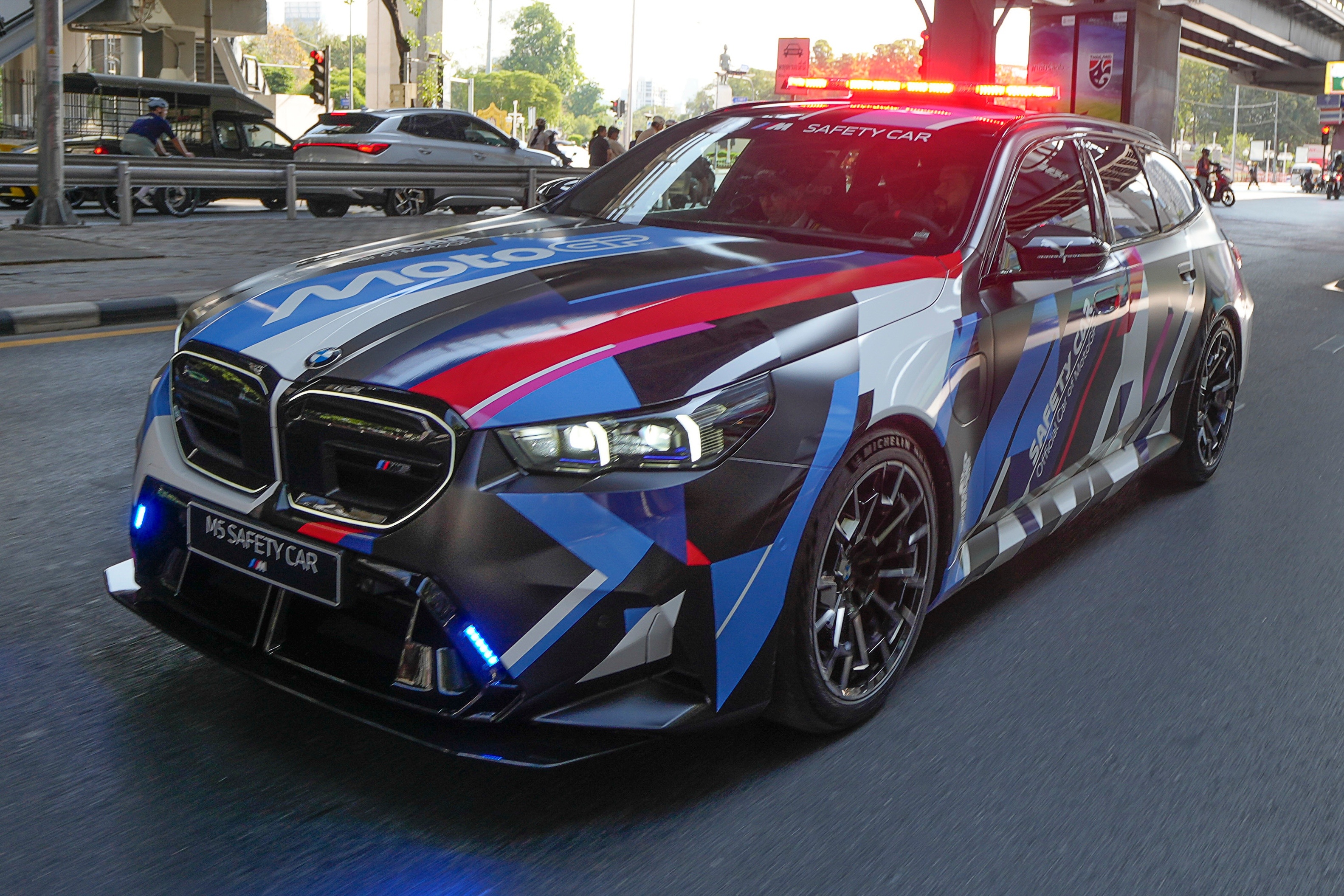 bmw,  bmw m,  bmw m5,  m5,  m5 touring,  bmw m5 touring,  motogp,  hieu nang cao,  hieu suat cao,  m5 g90,  m5 g99,  safety car,  xe an toan anh 6