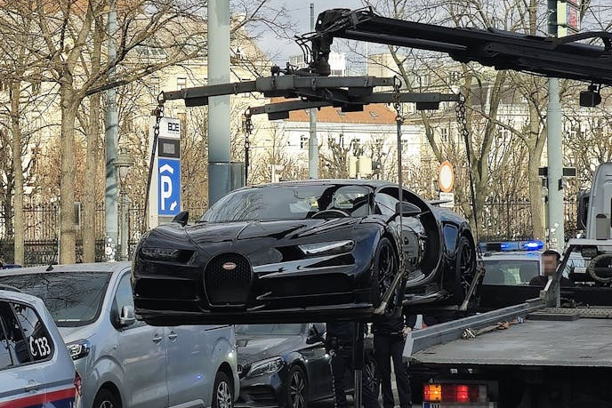 Chay qua toc do, sieu xe Bugatti Chiron bi tam giu hinh anh