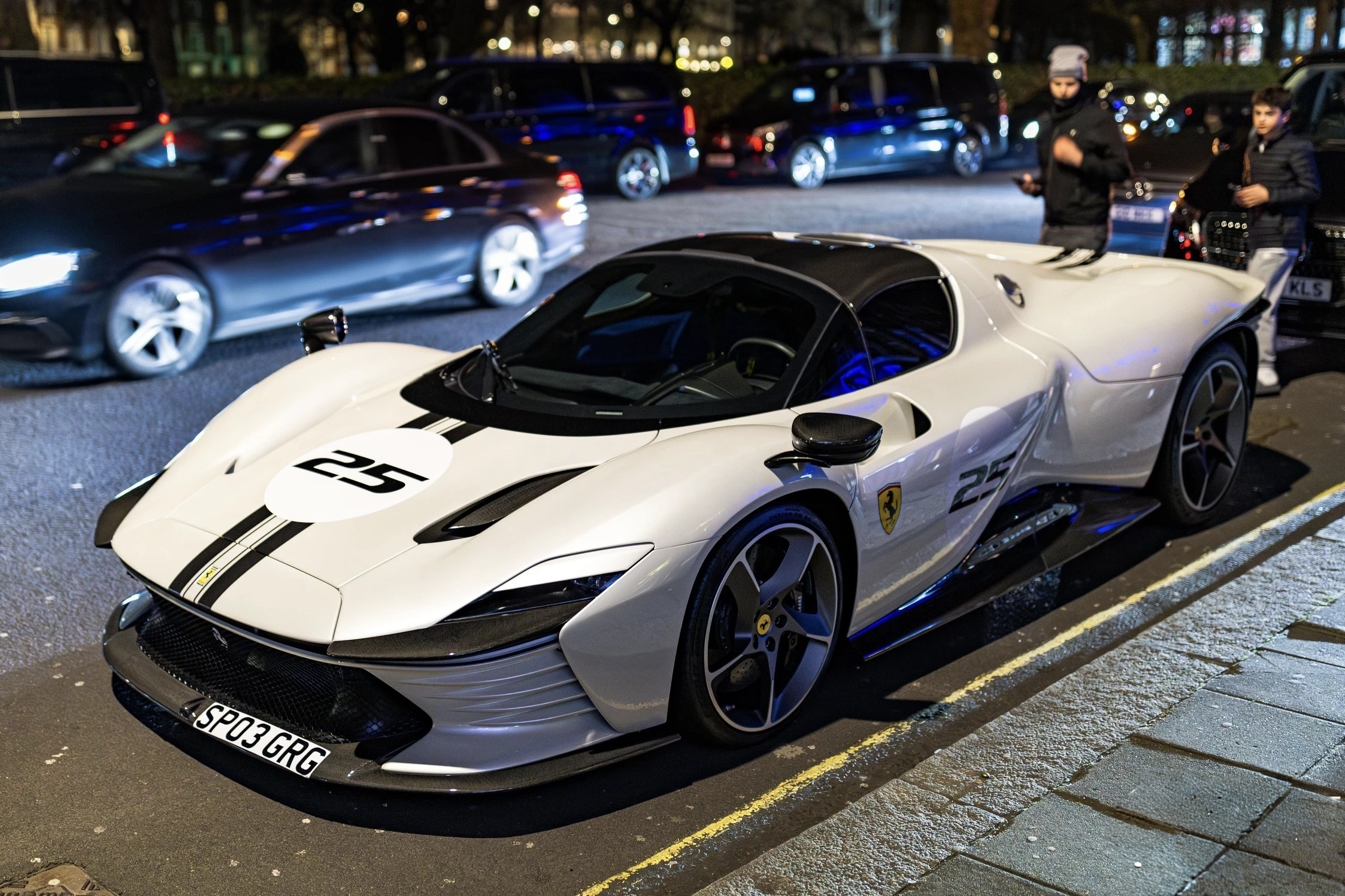 Can canh sieu xe Ferrari Daytona SP3 cua dau bep Gordon Ramsay hinh anh