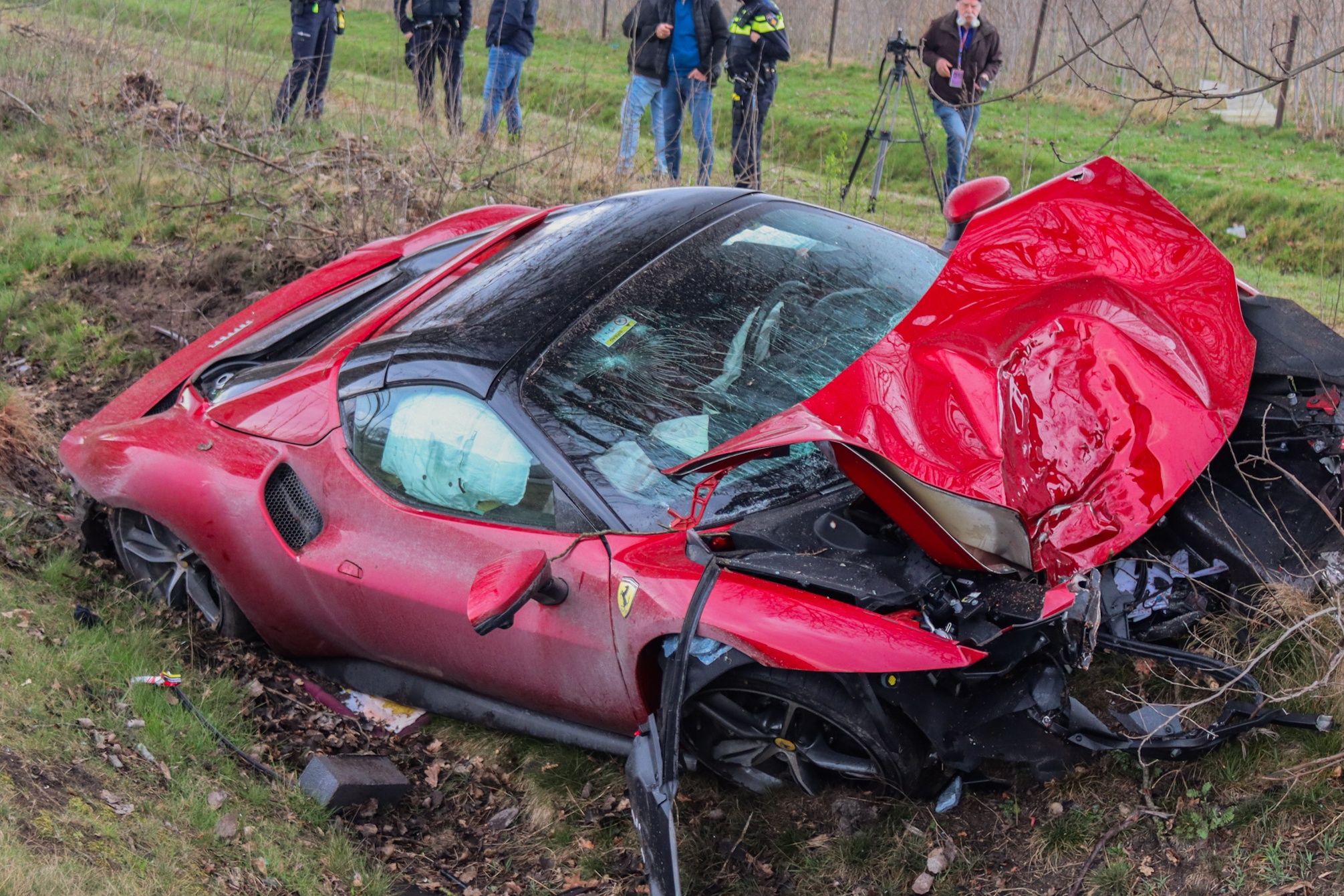 Sieu xe Ferrari 296 GTS vo nat khi chi moi ra bien duoc mot tuan hinh anh