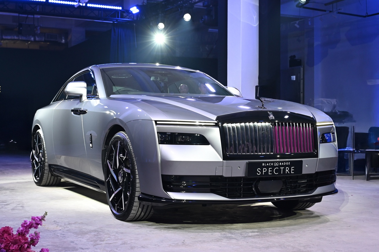 Rolls-Royce Black Badge Spectre gia 1,85 trieu USD tai Singapore hinh anh