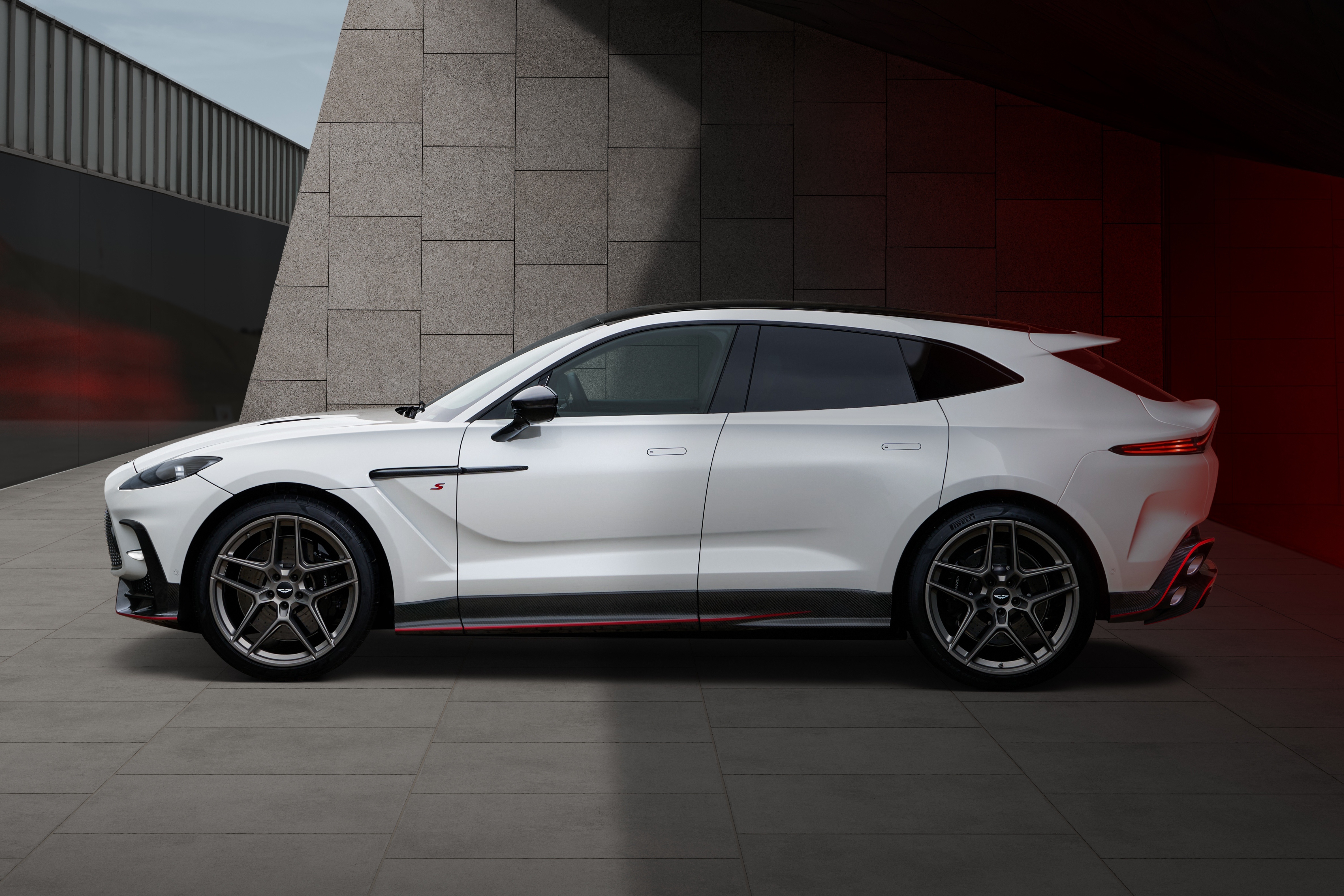 aston martin,  sieu xe,  suv,  sieu suv,  dbx,  dbx707,  dbx s,  aston martin dbx,  aston martin dbx707,  aston martin dbx s anh 5