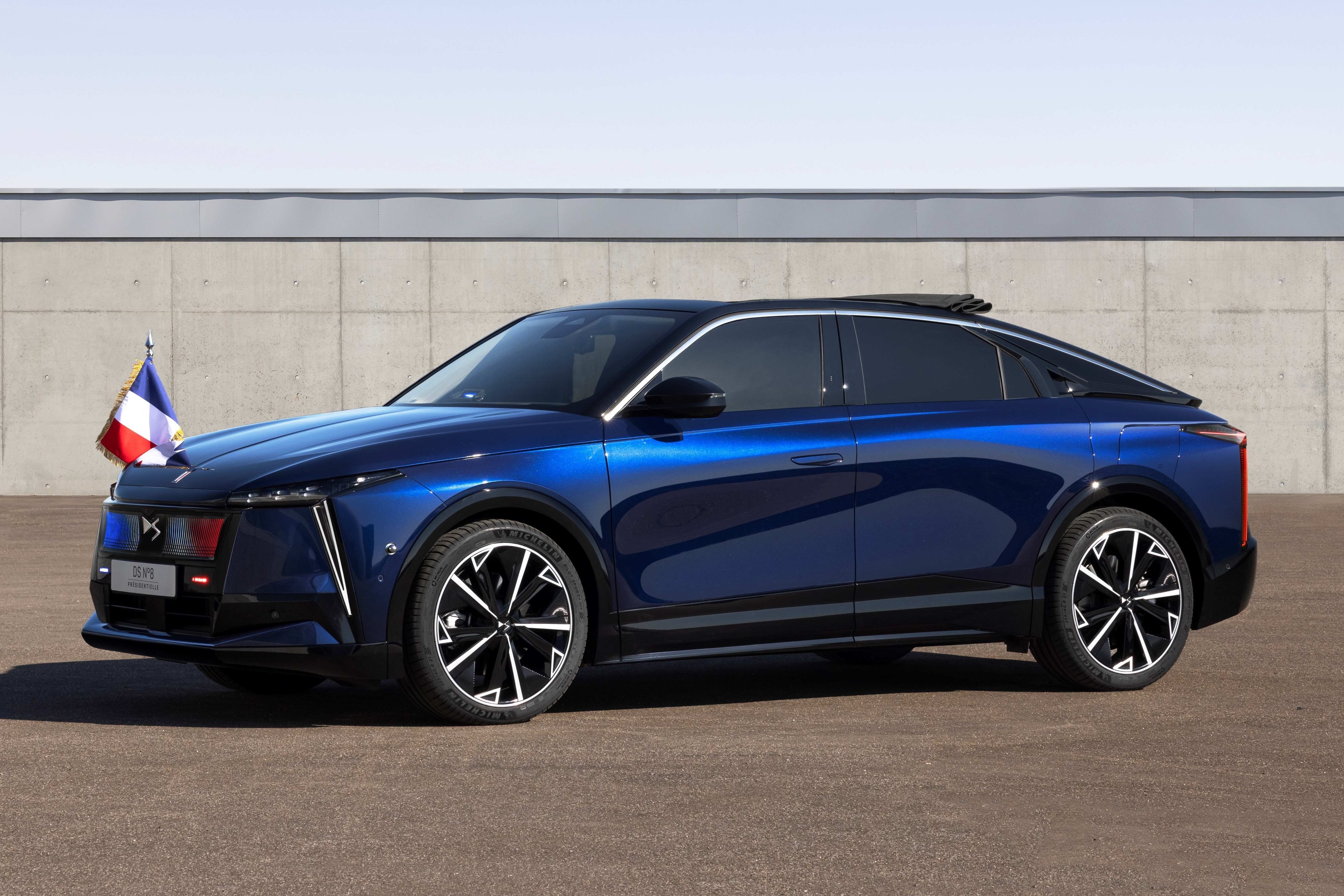 Tong thong Phap su dung xe dien DS N°8 lam xe nguyen thu moi hinh anh