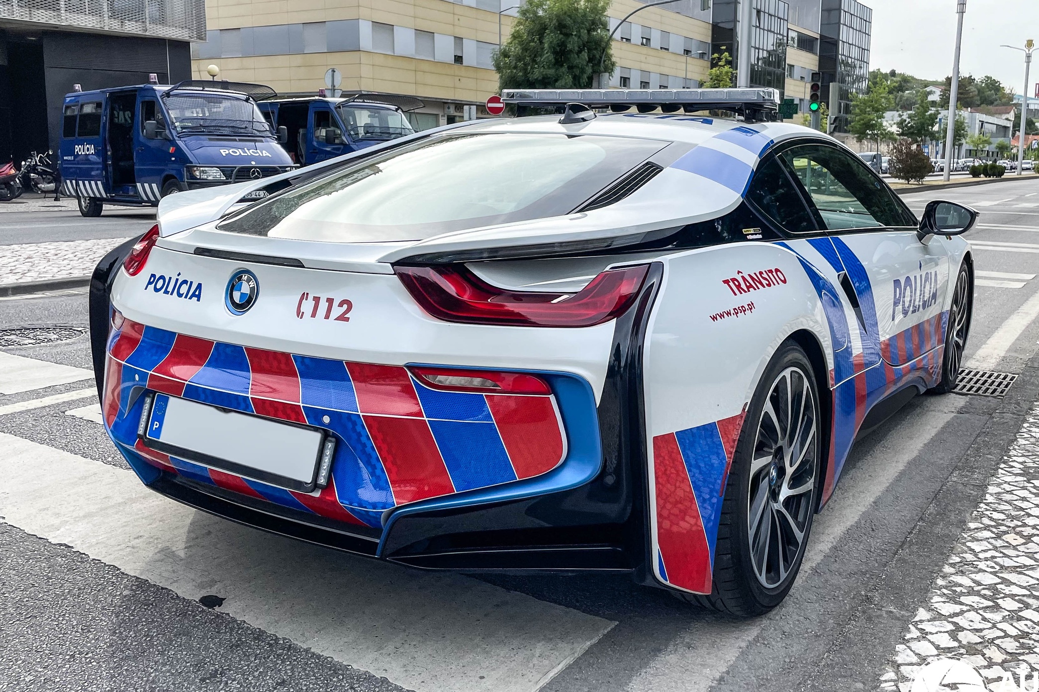 canh sat,  bo dao nha,  bmw,  bmw i8,  bmw i8 canh sat anh 2