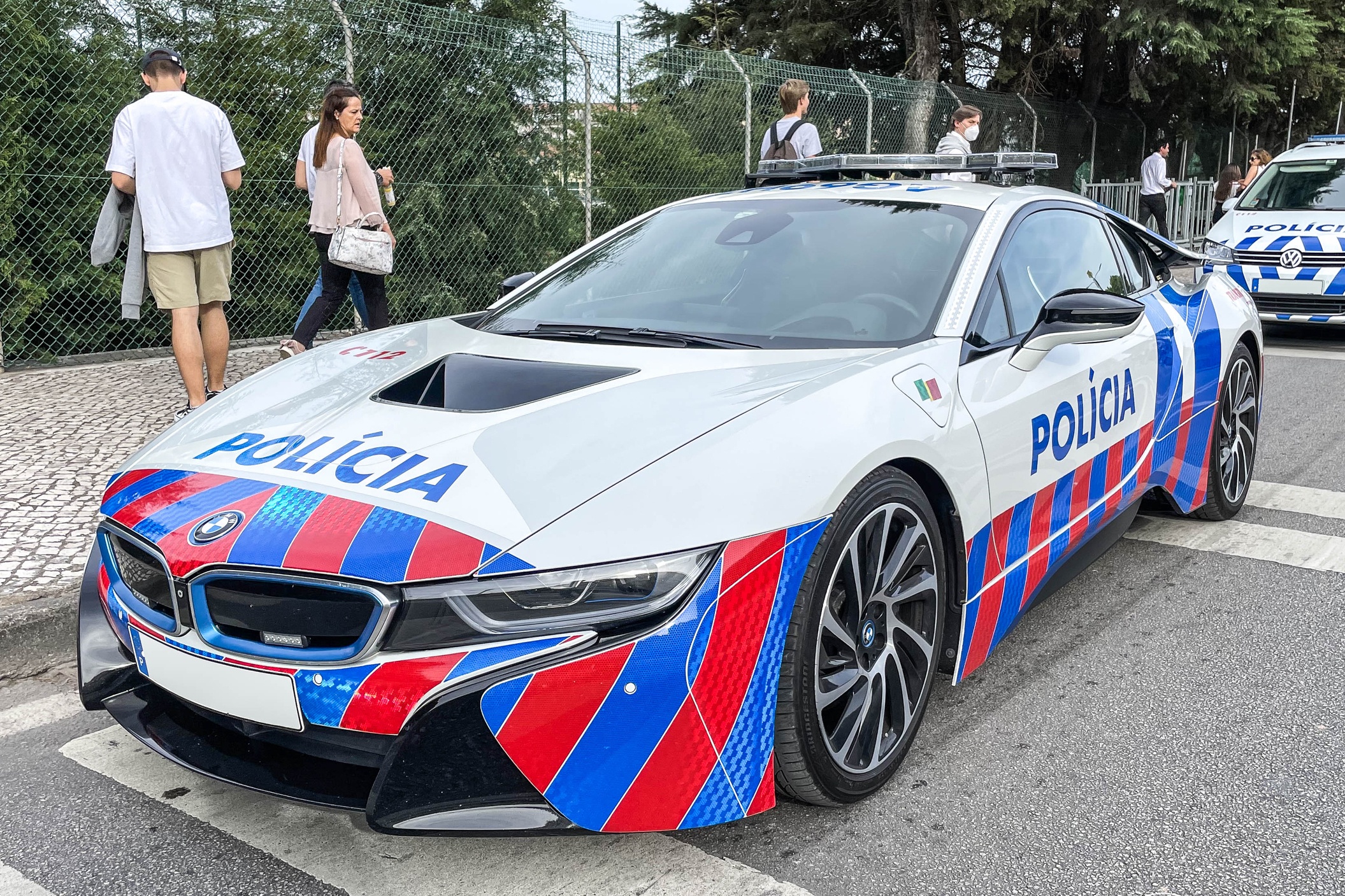 canh sat,  bo dao nha,  bmw,  bmw i8,  bmw i8 canh sat anh 1