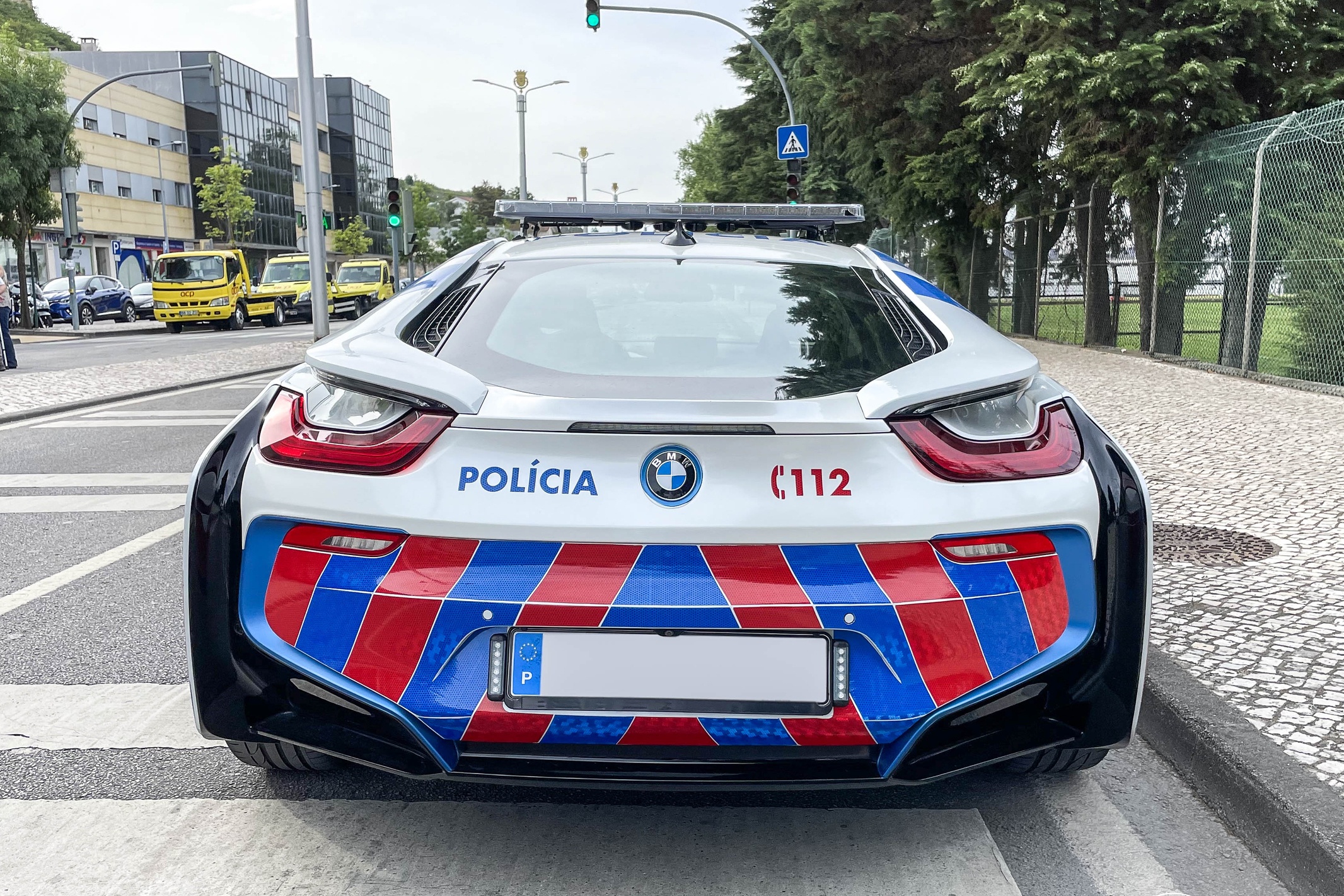 canh sat,  bo dao nha,  bmw,  bmw i8,  bmw i8 canh sat anh 4