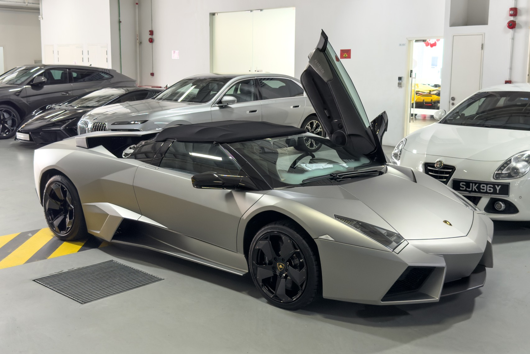 Bo doi sieu xe Lamborghini Reventon Roadster cua hoang than Malaysia hinh anh