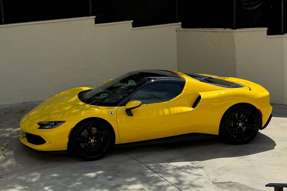 Lisa lai 'flex nhe' voi sieu xe Ferrari 296 GTS hinh anh