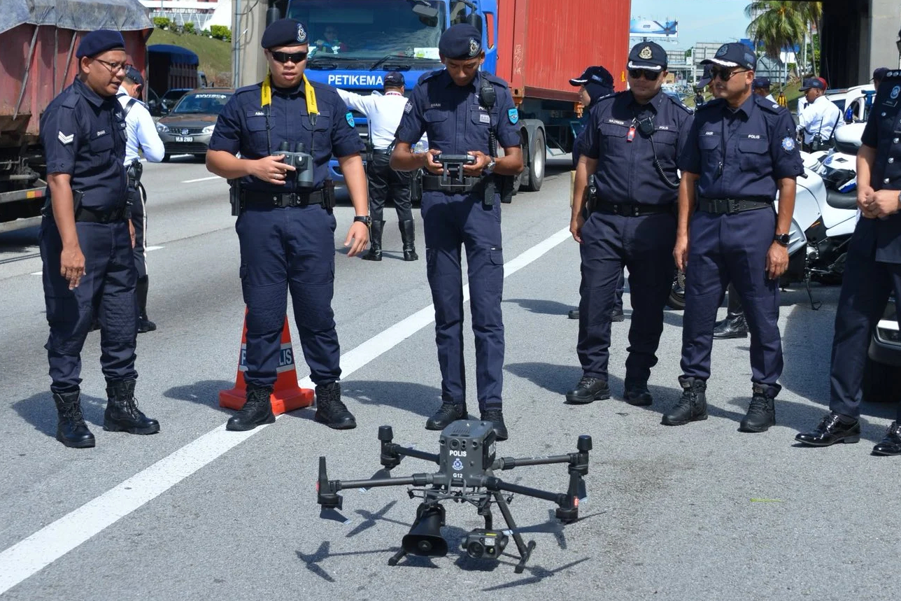 Canh sat Malaysia su dung drone de giam sat giao thong hinh anh