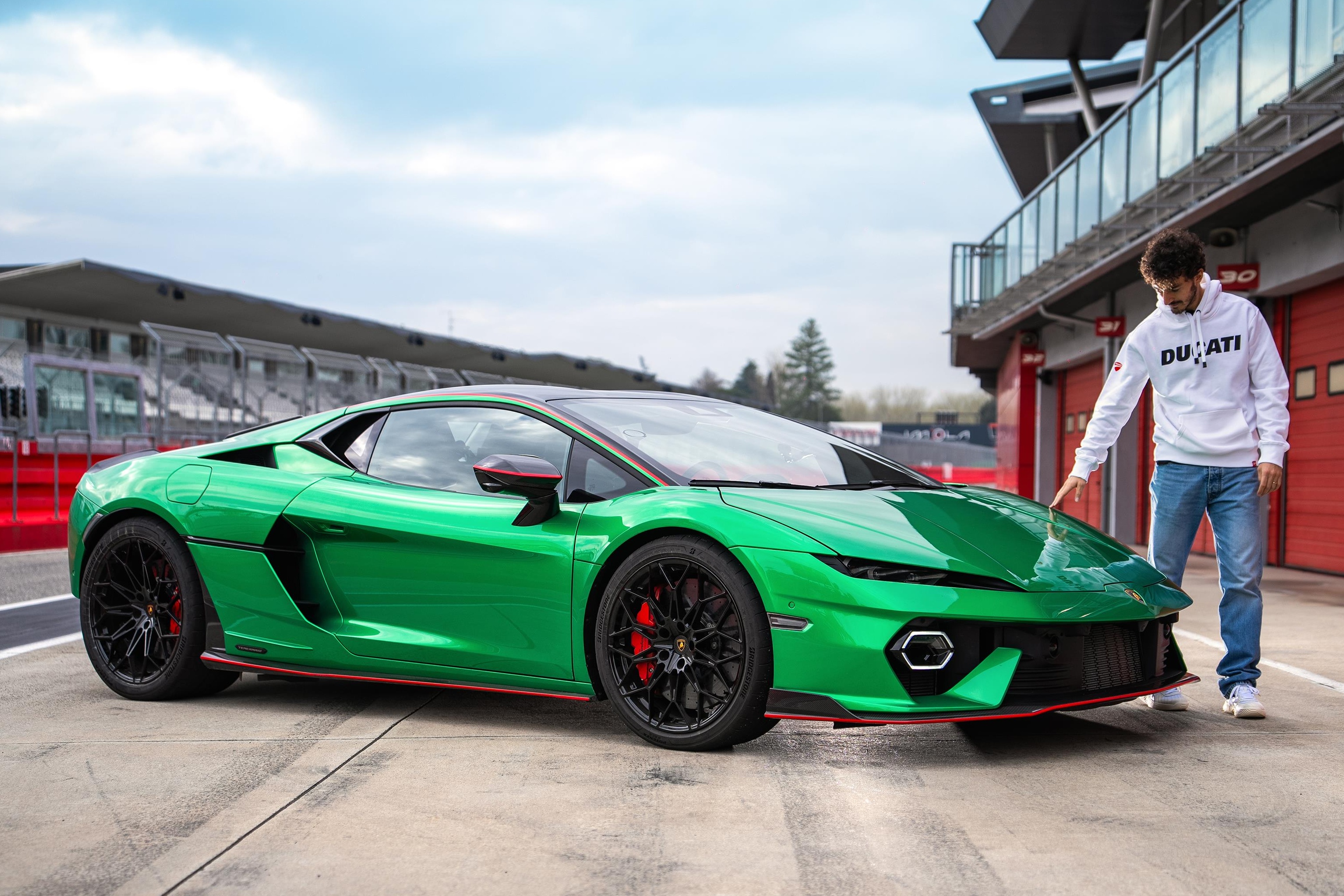 nhien lieu,  nhien lieu dien tu,  nhien lieu hoa thach,  e-fuel,  lamborghini,  huracan,  v8,  temerario anh 2