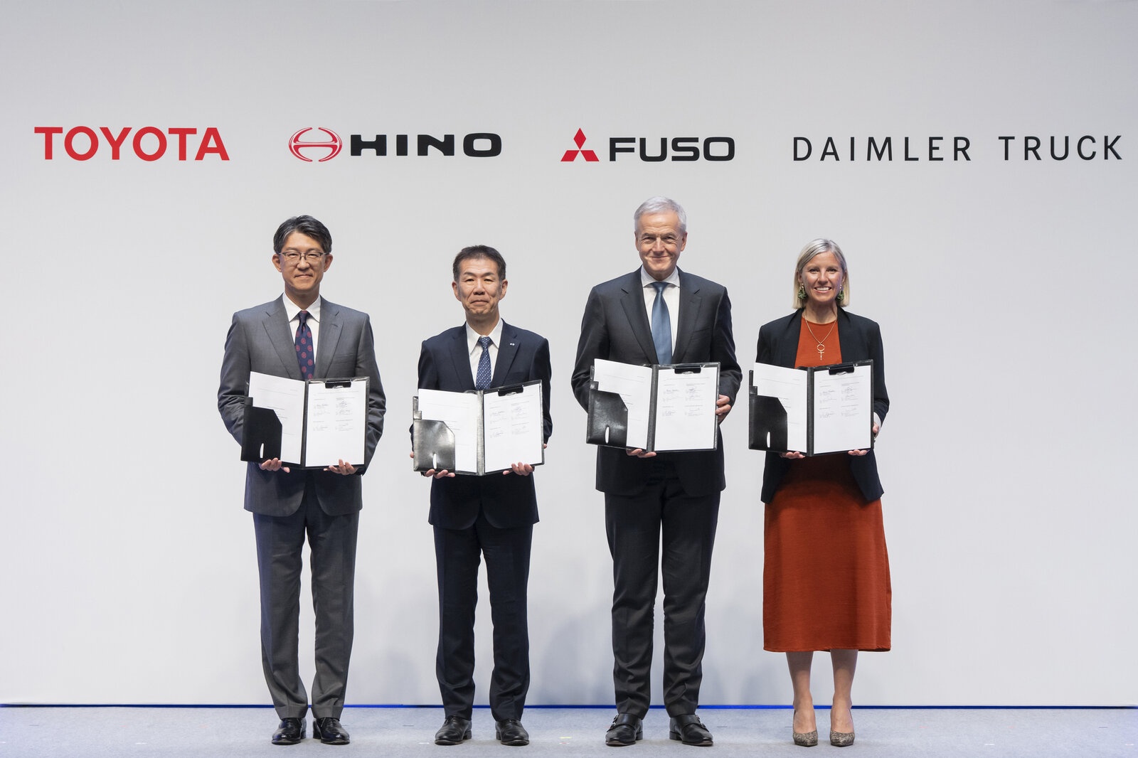 sap nhap,  xe tai,  xe thuong mai,  hino,  fuso,  mitsubishi,  Daimler Truck,  nhat ban,  tokyo anh 1