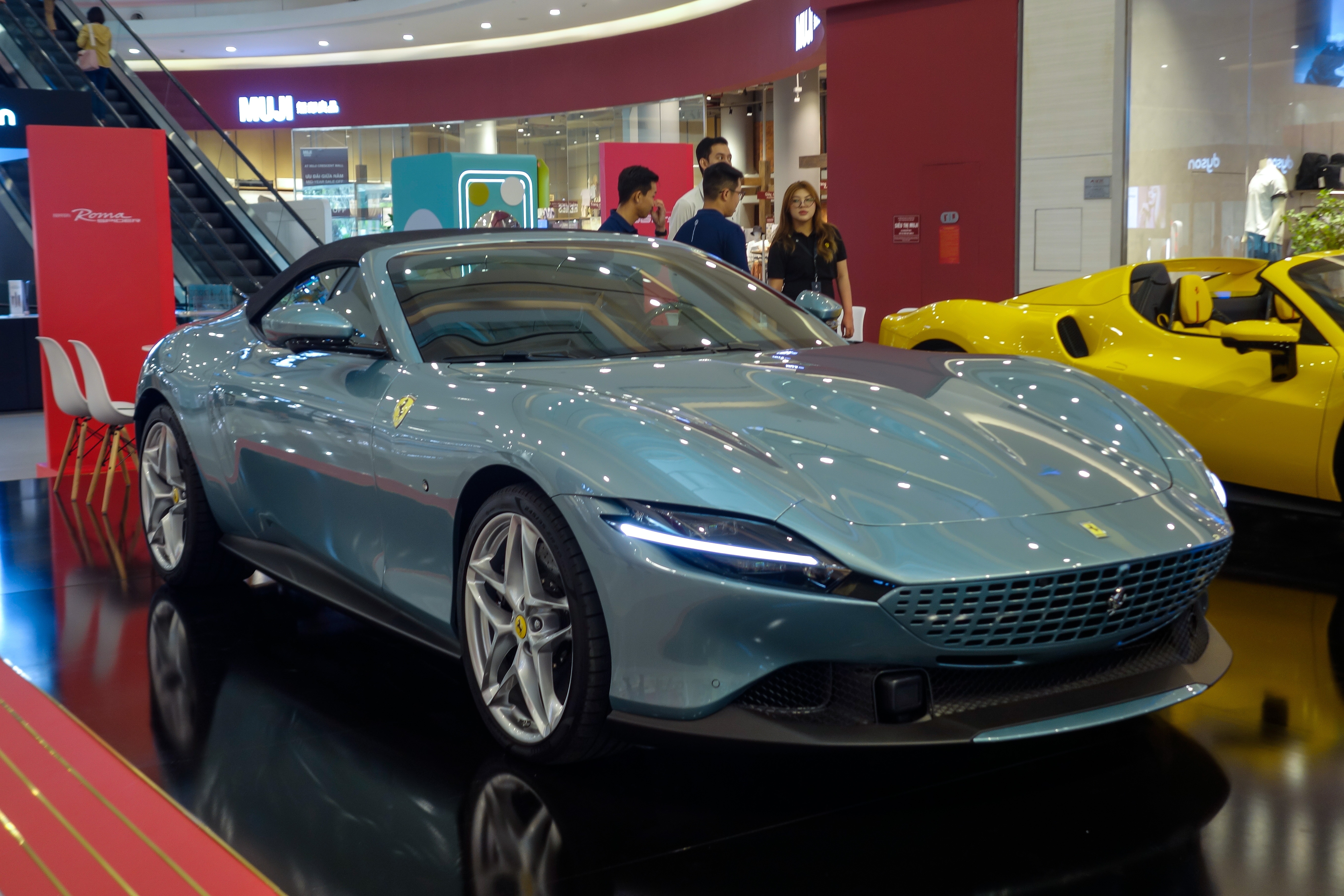 Can canh sieu xe Ferrari Roma Spider thu hai tai Viet Nam hinh anh