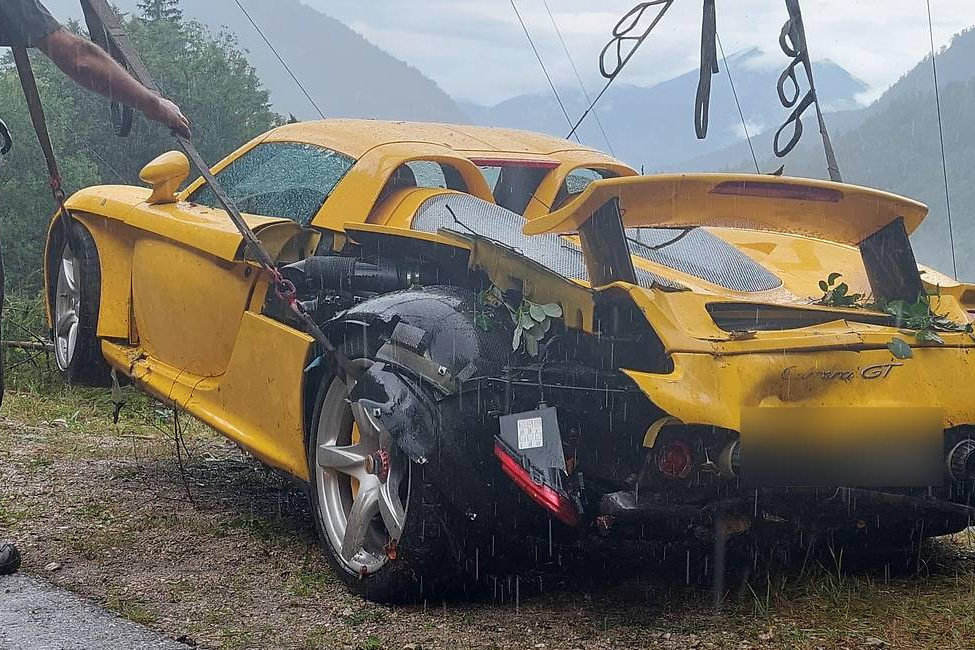 Sieu xe Porsche Carrera GT bay xuong vuc, 2 nguoi thoat chet hinh anh