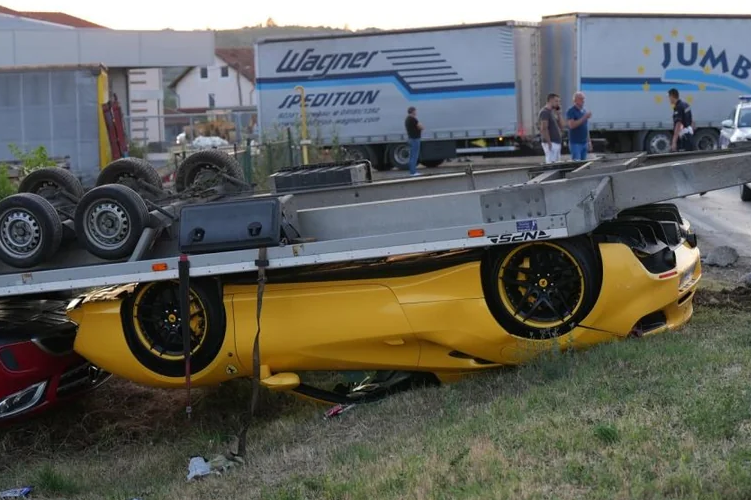 Sieu xe Ferrari 488 GTB lon nguoc khi dang duoc van chuyen hinh anh