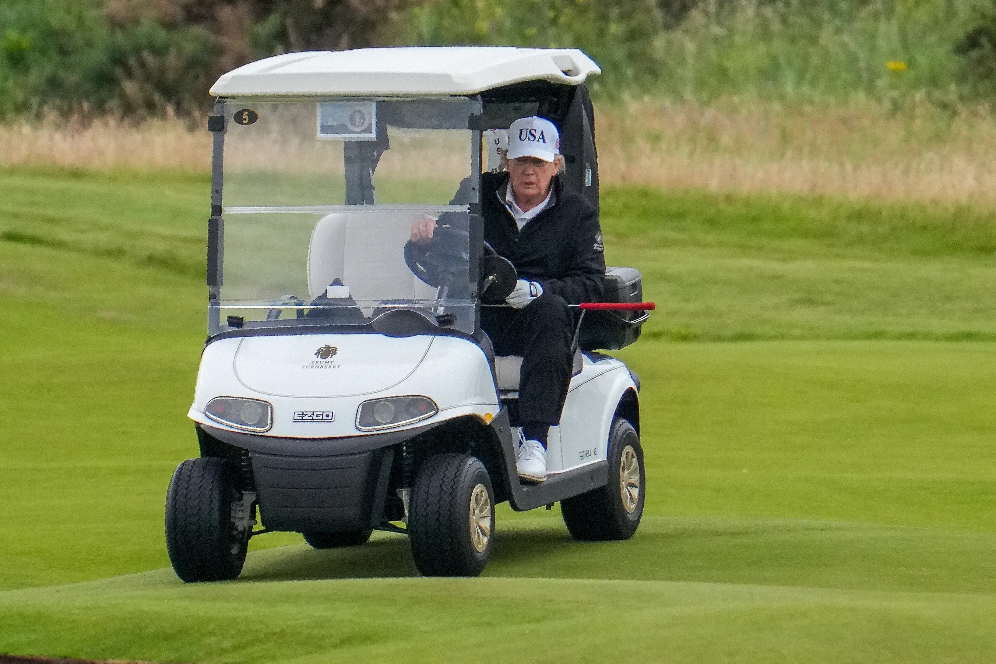 tong thong,  tong thong my,  donald j. trump,  trump,  donald trump,  scotland,  golf,  danh golf,  golf cart,  Golf Force One,  mat vu,  mat vu my,  Polaris Ranger Crew,  XP 1000,  Polaris,  Ranger Crew anh 4