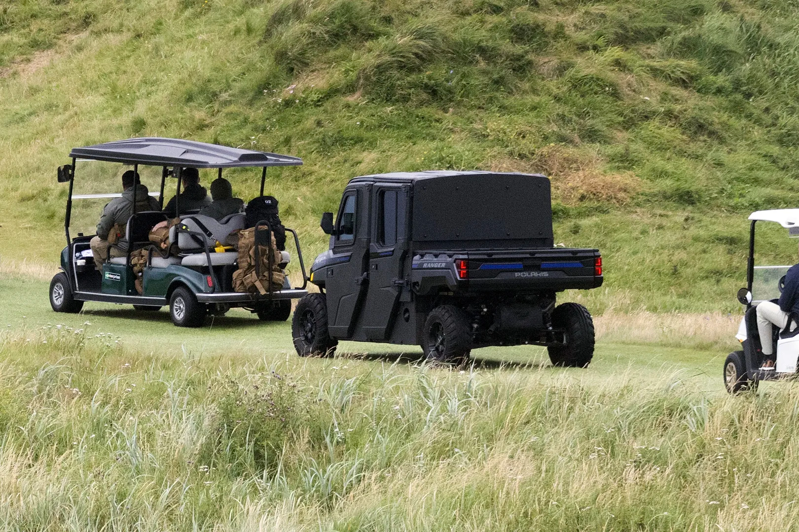 tong thong,  tong thong my,  donald j. trump,  trump,  donald trump,  scotland,  golf,  danh golf,  golf cart,  Golf Force One,  mat vu,  mat vu my,  Polaris Ranger Crew,  XP 1000,  Polaris,  Ranger Crew anh 3