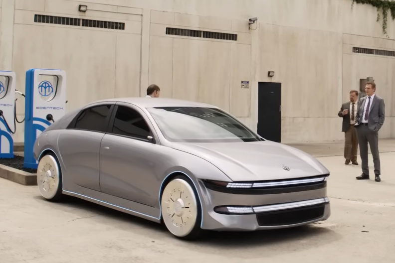 Mau xe dien vien tuong trong bo phim The Naked Gun 2025 hinh anh