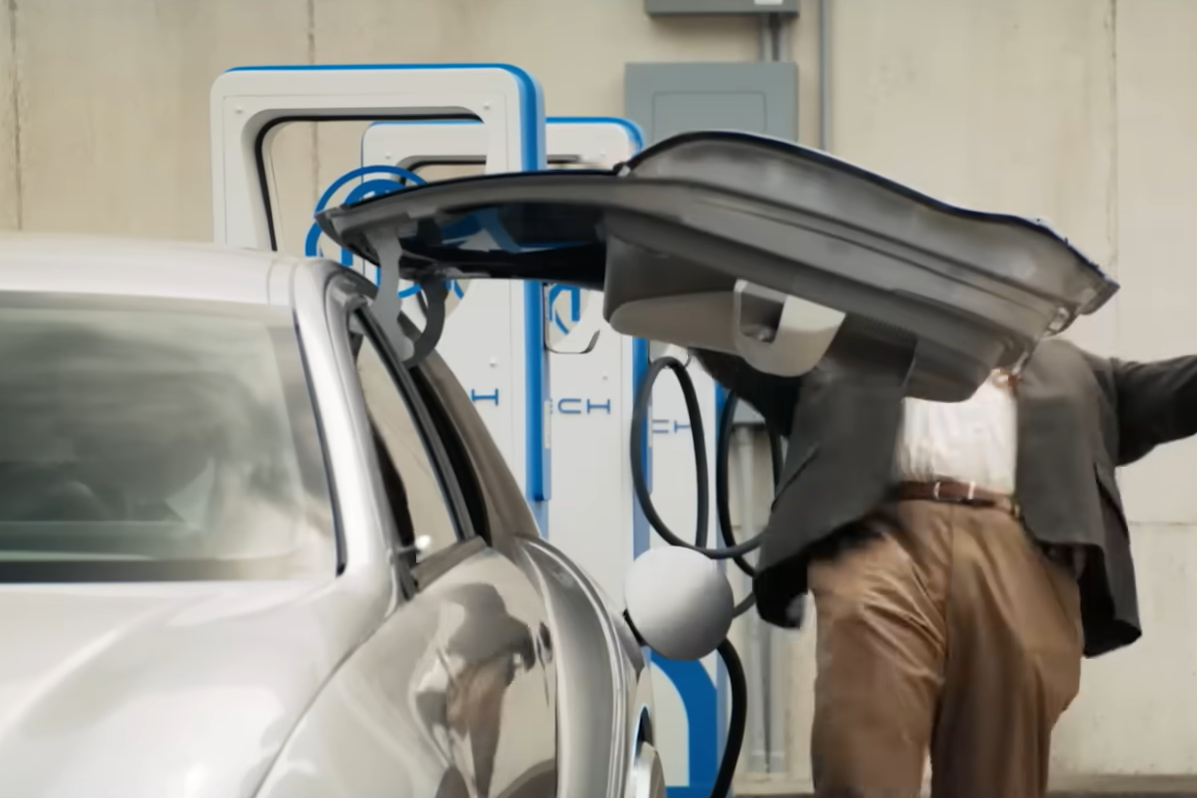 xe dien,  ev,  the naked gun,  naked gun,  hyundai,  ioniq,  ioniq 6,  hyundai ioniq 6,  Edentech,  nypd,  Liam Neeson,  Leslie Nielsen anh 3
