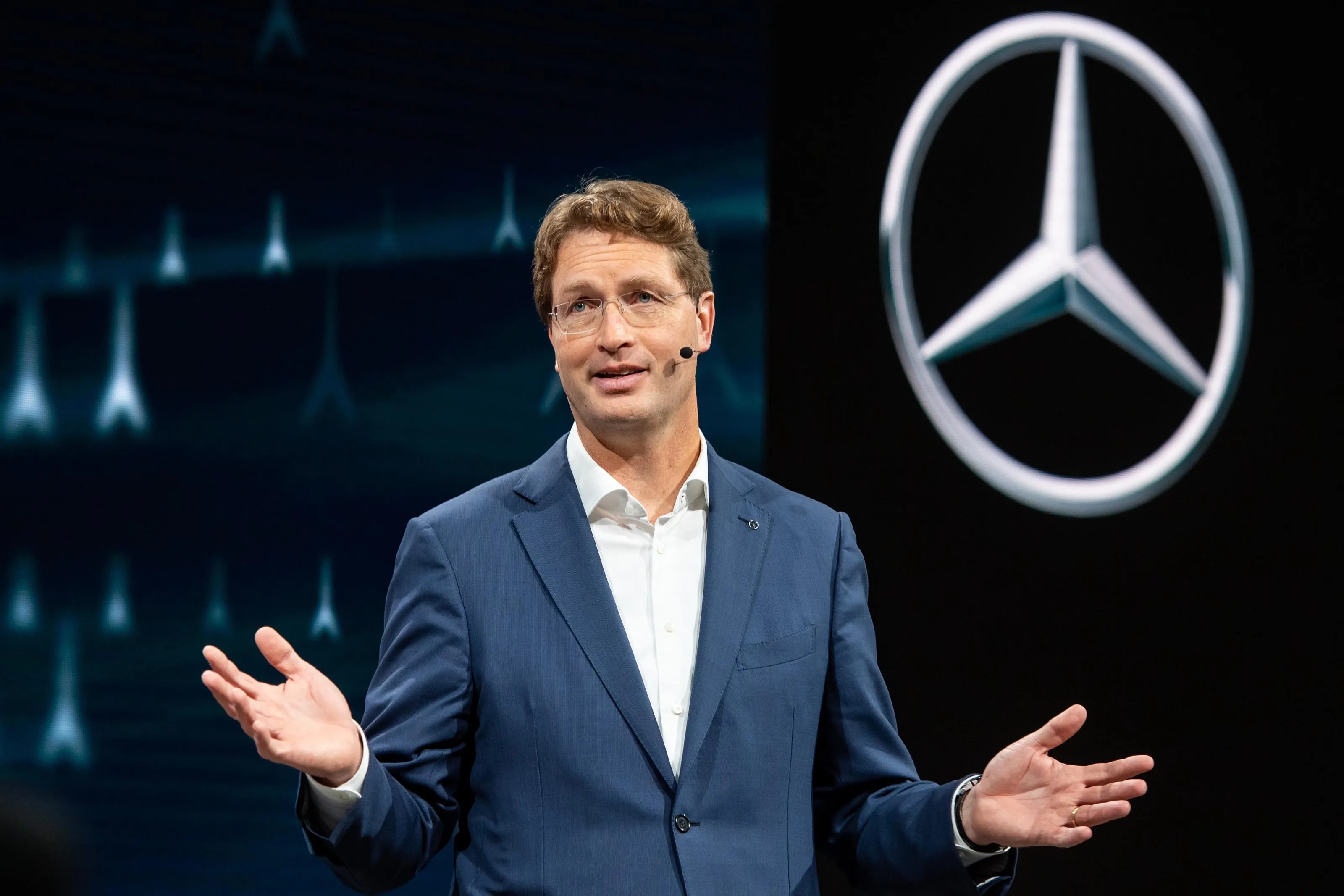 xe dien,  ev,  mercedes-benz,  mercedes,  bmw,  toyota,  honda,  cam xe dien,  ev,  phev,  ev,  Ola Kallenius,  ceo,  lien minh chau au,  eu,  ec,  cam xe xang anh 1