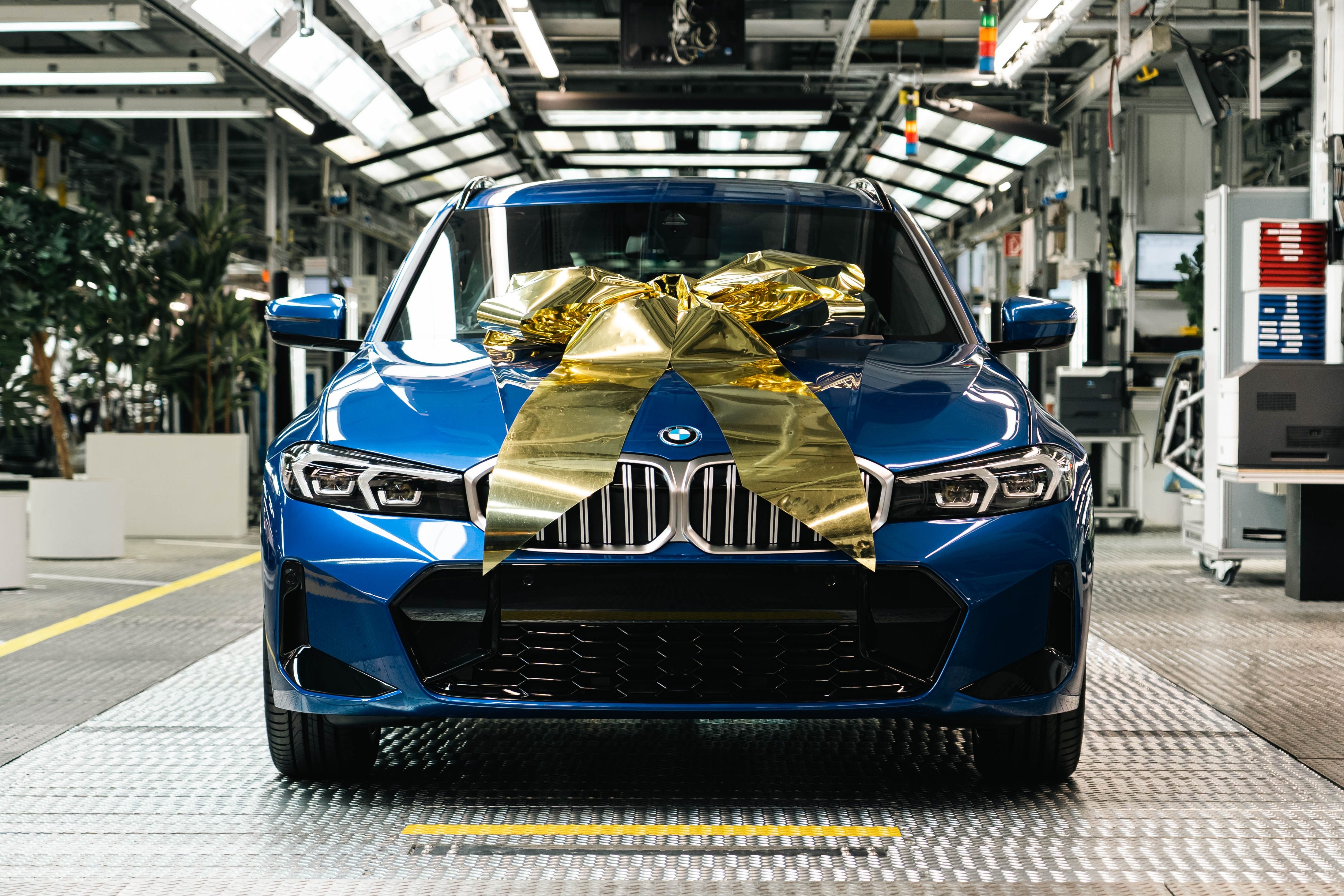 Tap doan BMW can moc 3 trieu xe dien hoa hinh anh