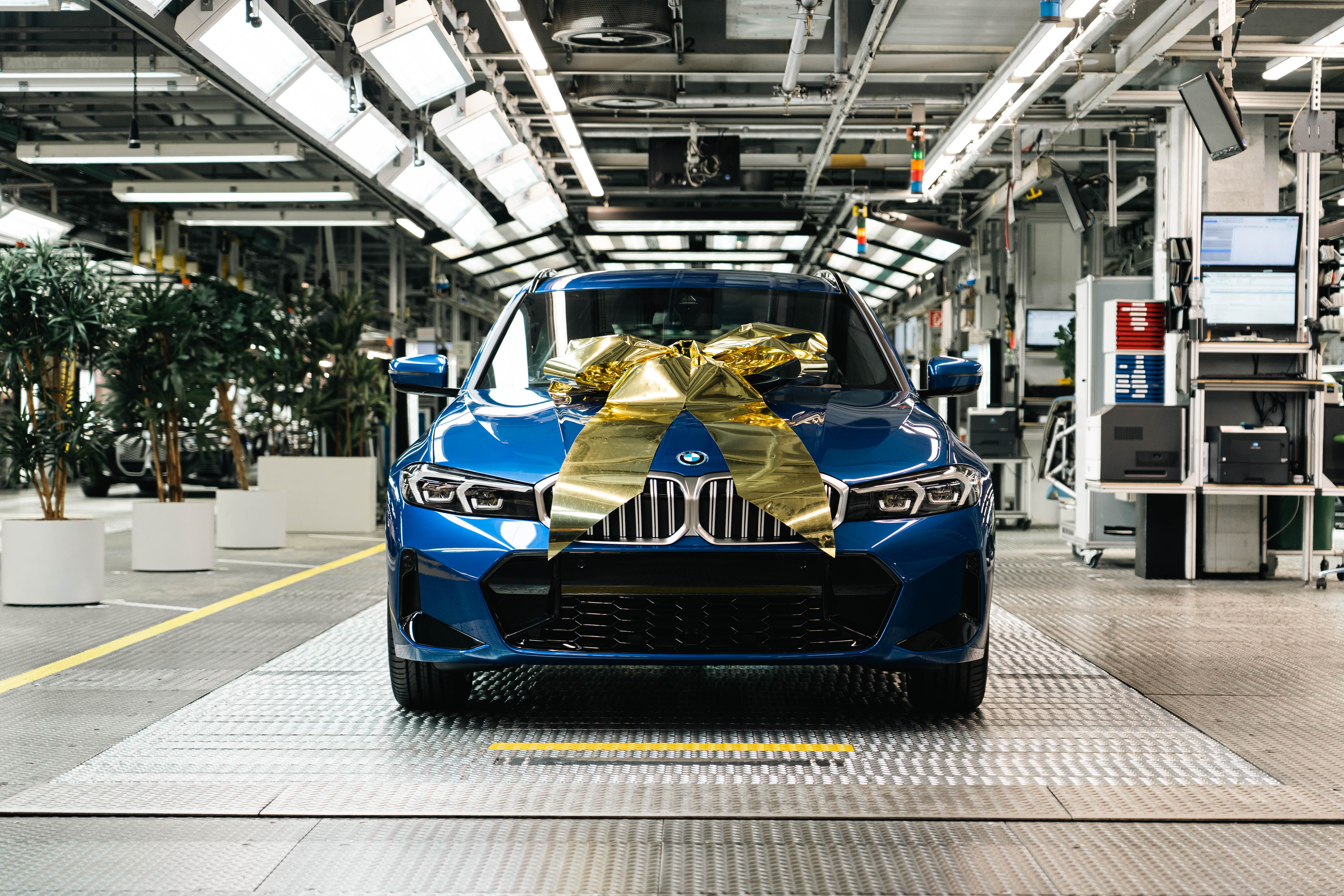 BMW Group,  Rolls-Royce,  Spectre,  BMW i3,  PHEV,  Dien khi hoa,  EV,  xe dien,  MINI,  BMW anh 1