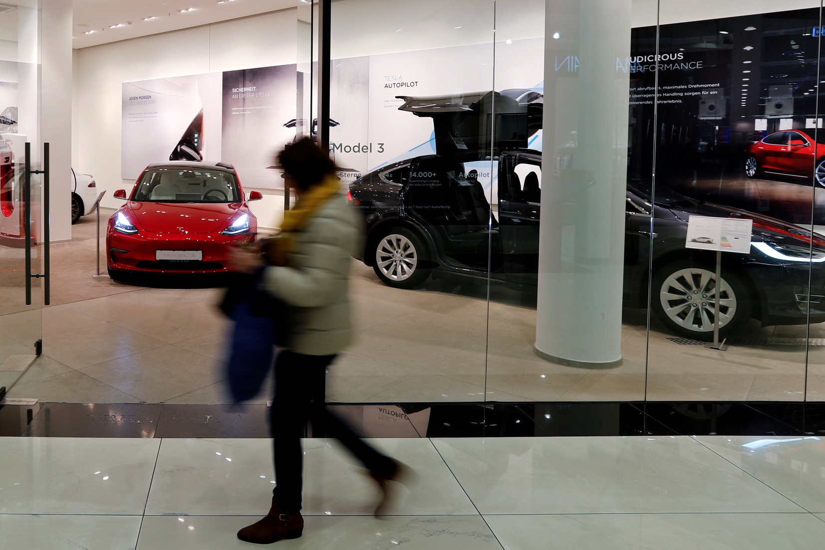 Tesla,  Tesla Model Y,  Elon Musk,  Xe dien,  EV,  chau au,  doanh so,  sut giam anh 4