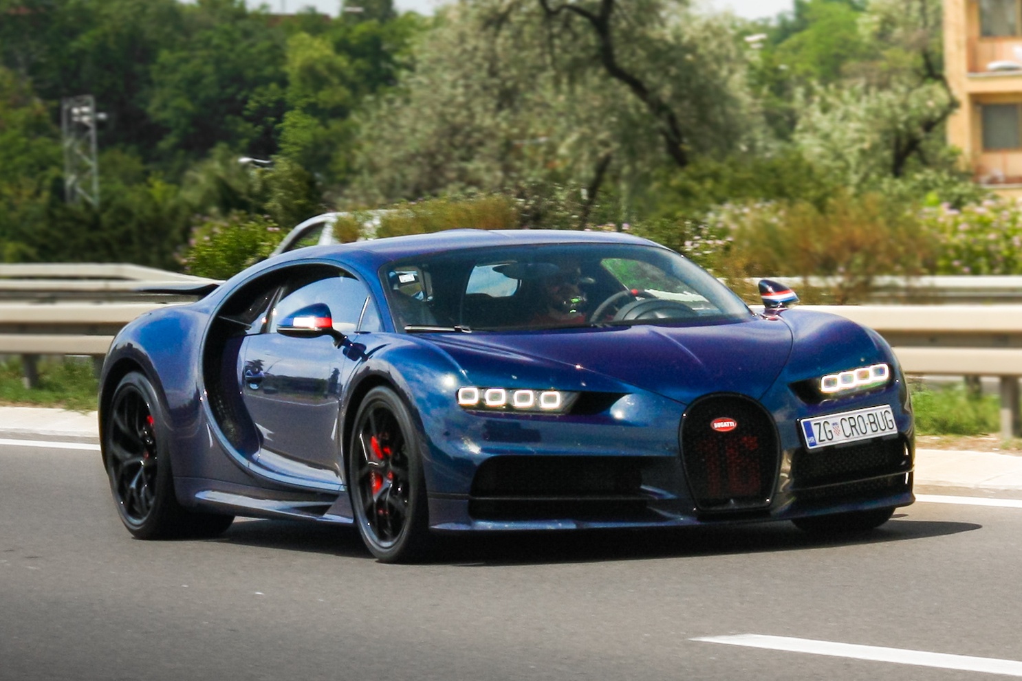 Bugatti Chiron khi do day binh xang se di duoc bao nhieu km? hinh anh