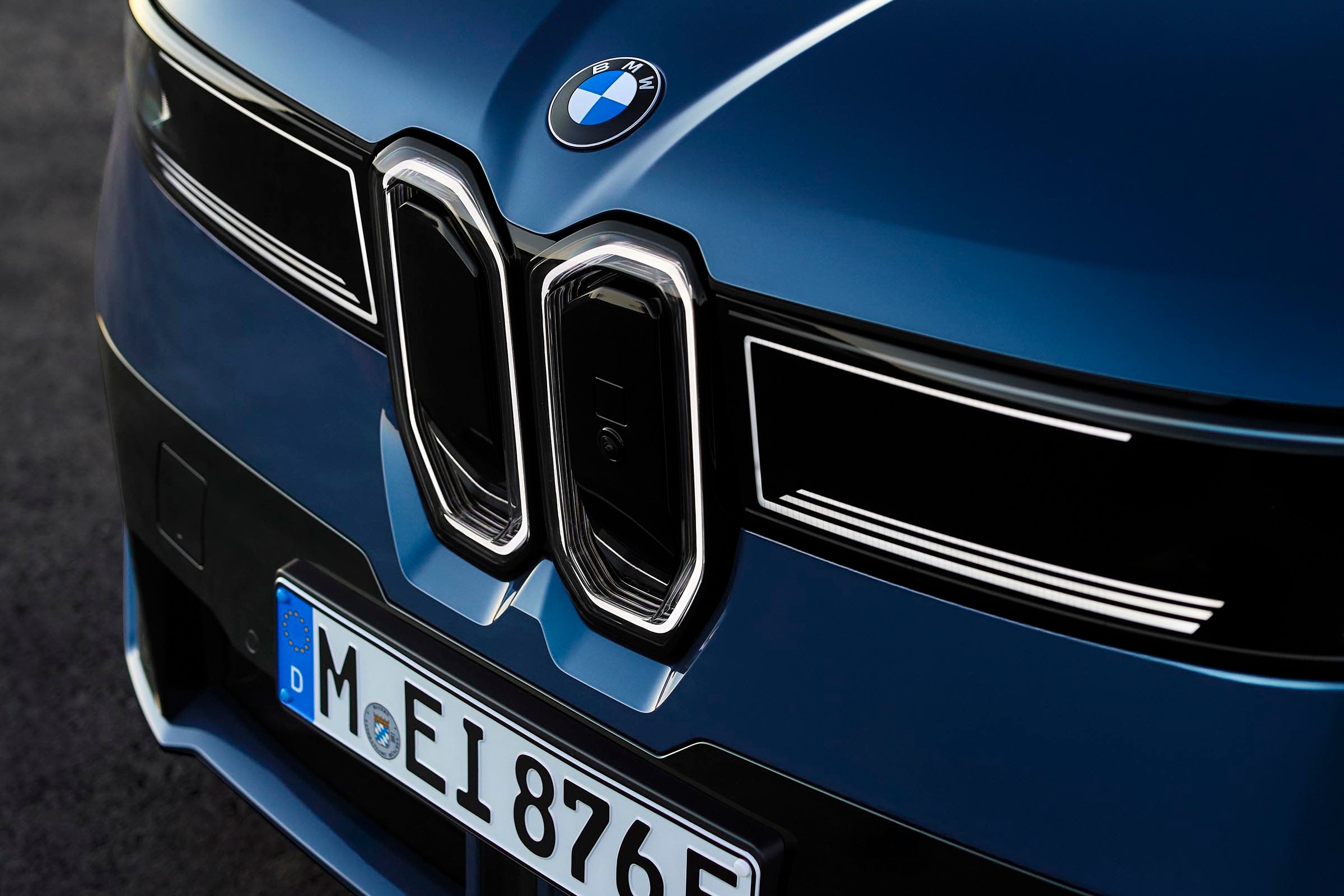 Giam doc Thiet ke BMW he lo tuong lai cua luoi tan nhiet kep hinh anh