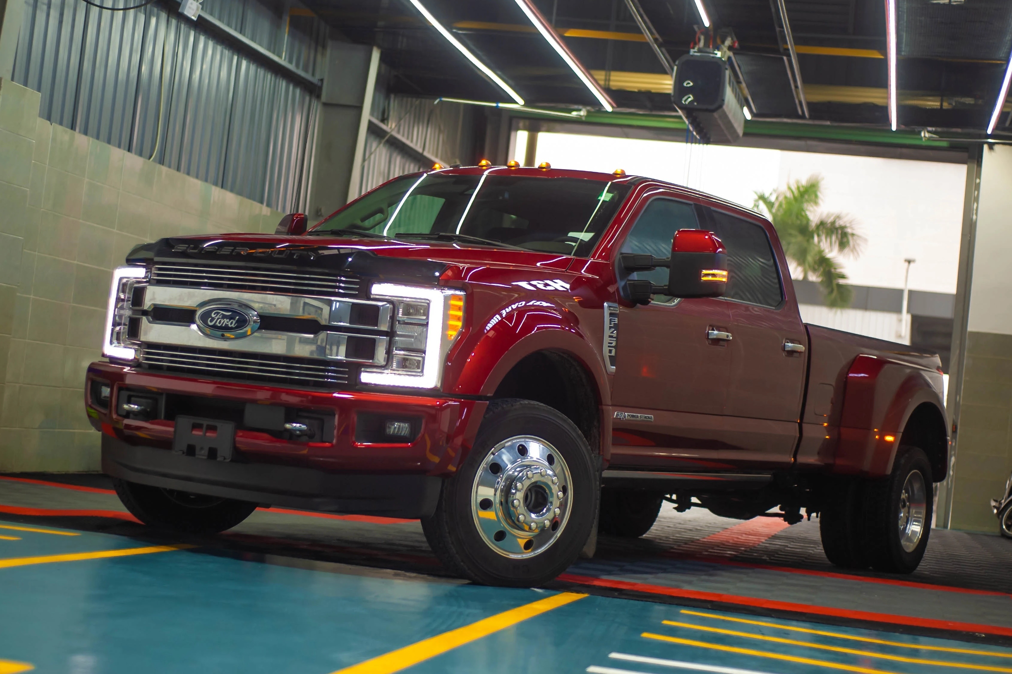 Bong den mau cam tren xe ban tai co tac dung gi? hinh anh