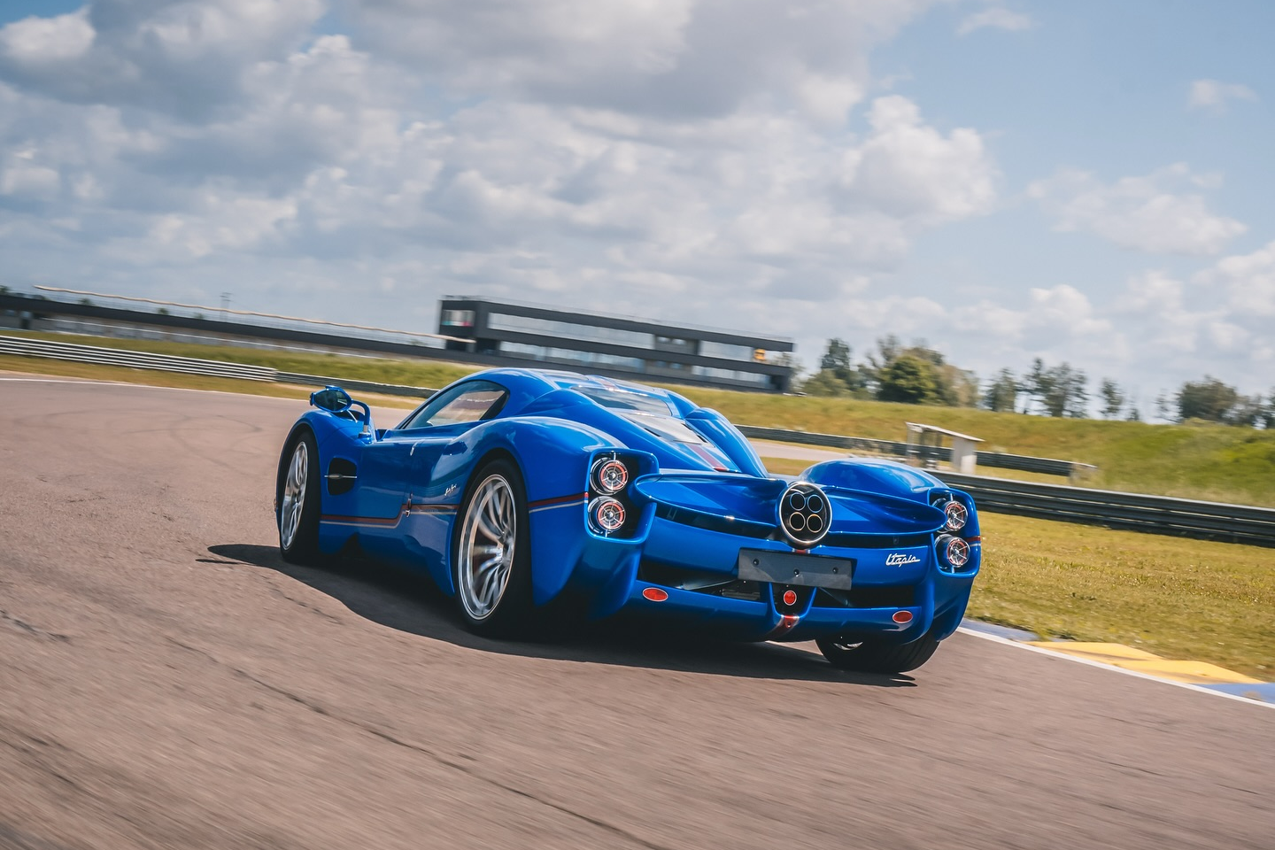 sieu xe,  hypercar,  singapore,  dai gia,  nu dai gia,  pagani,  huayra,  utopia,  zonda,  pagani utopia,  gumball 3000,  v12,  amg,  Amanda Toh Steckler,  doanh nhan,  mclaren anh 12