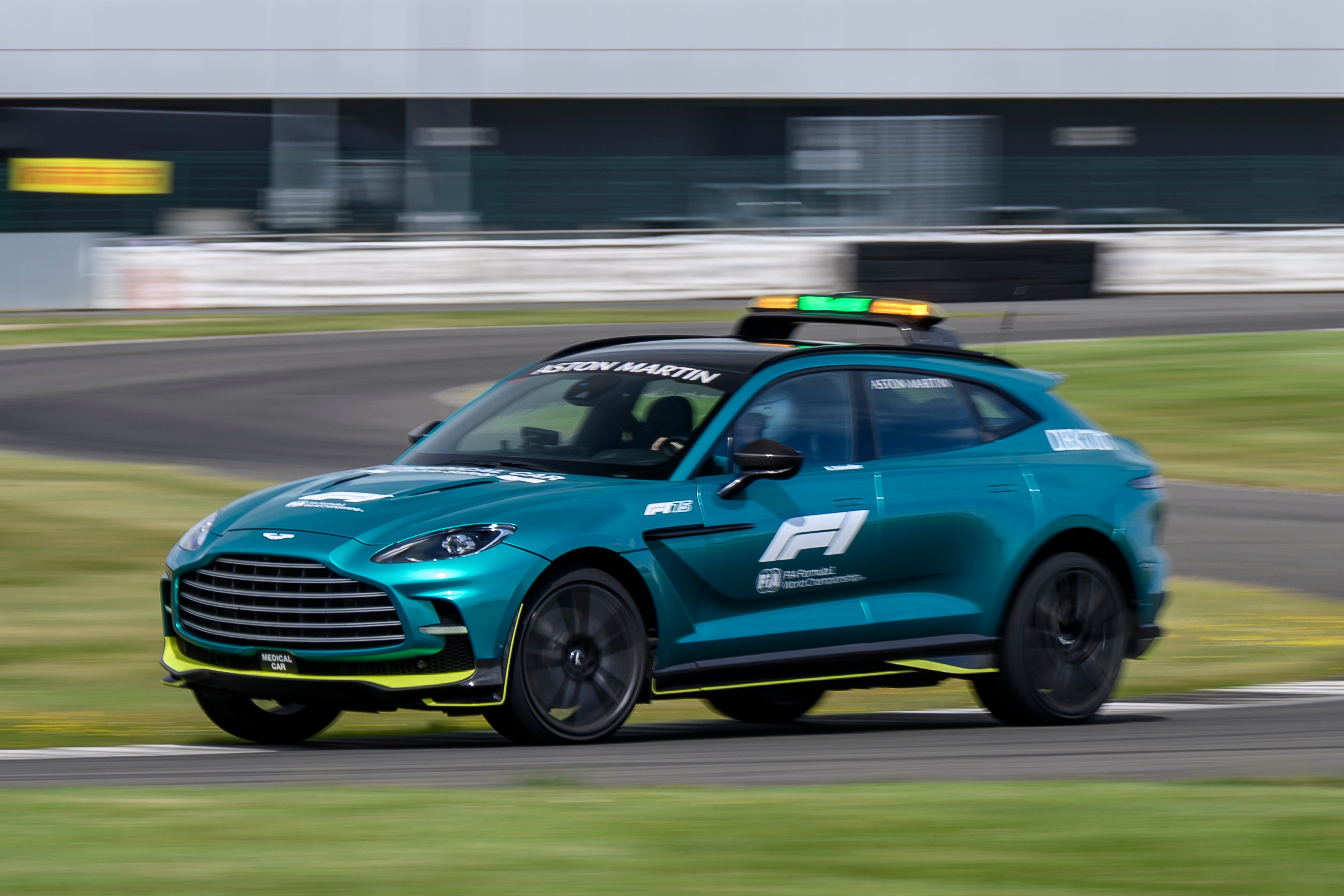 sieu xe,  aston martin,  vantage,  aston martin vantage,  vantage s,  aston martin vantage s,  safety car,  xe an toan,  f1,  medical car,  xe y te,  dbx s,  dbx707 anh 11