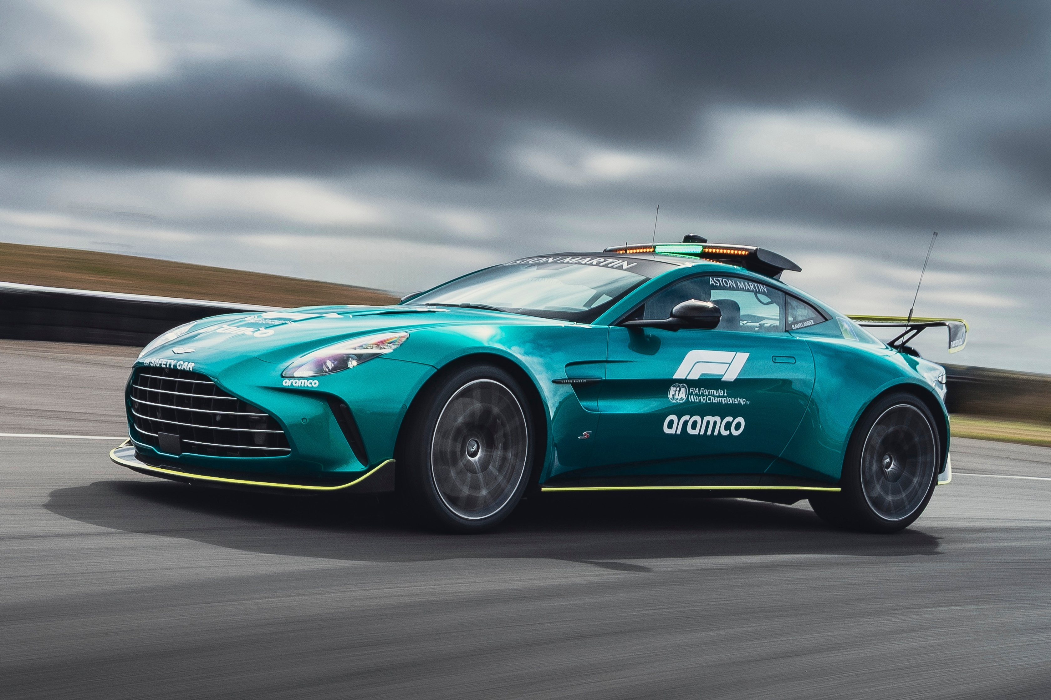 sieu xe,  aston martin,  vantage,  aston martin vantage,  vantage s,  aston martin vantage s,  safety car,  xe an toan,  f1,  medical car,  xe y te,  dbx s,  dbx707 anh 10