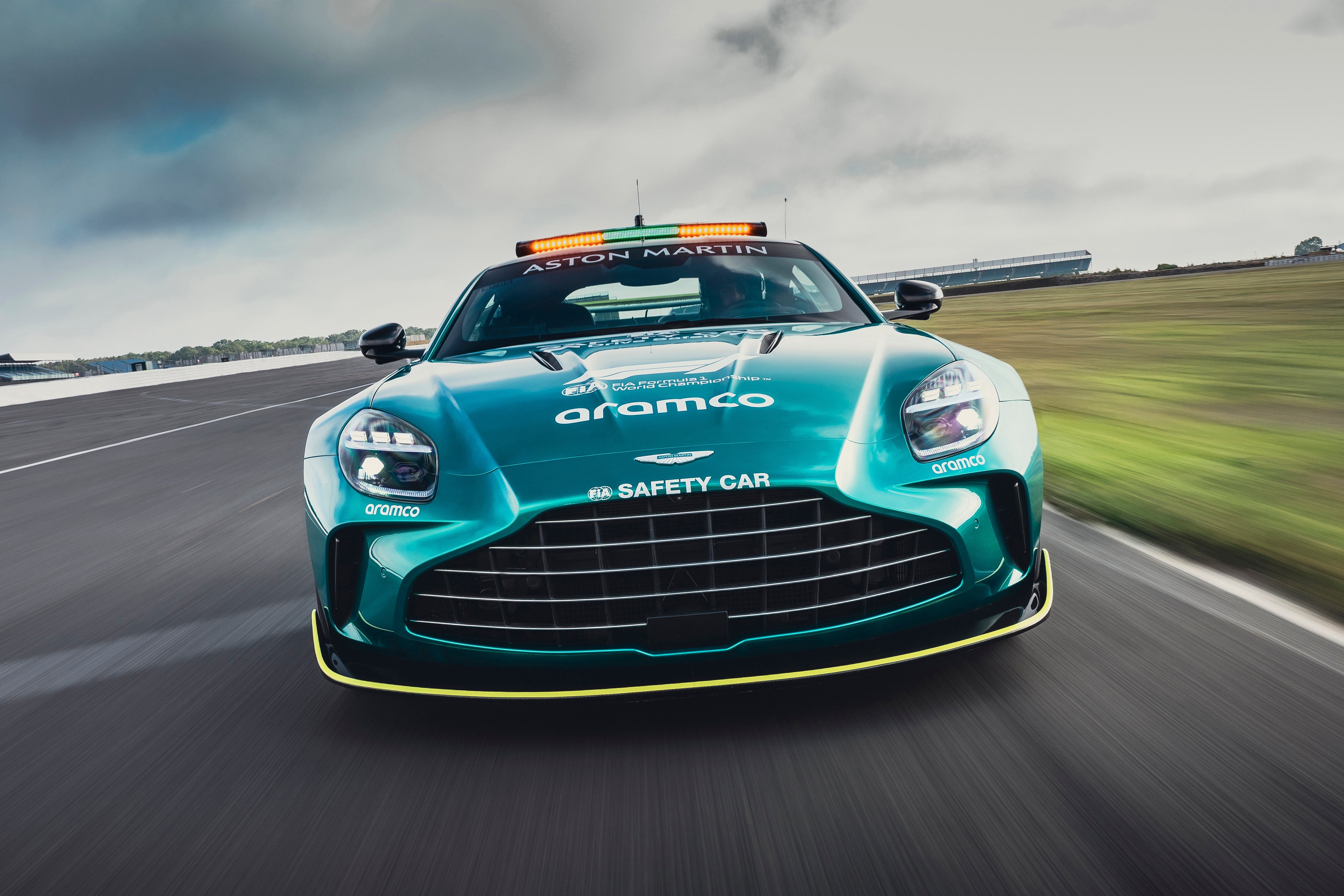 sieu xe,  aston martin,  vantage,  aston martin vantage,  vantage s,  aston martin vantage s,  safety car,  xe an toan,  f1,  medical car,  xe y te,  dbx s,  dbx707 anh 8