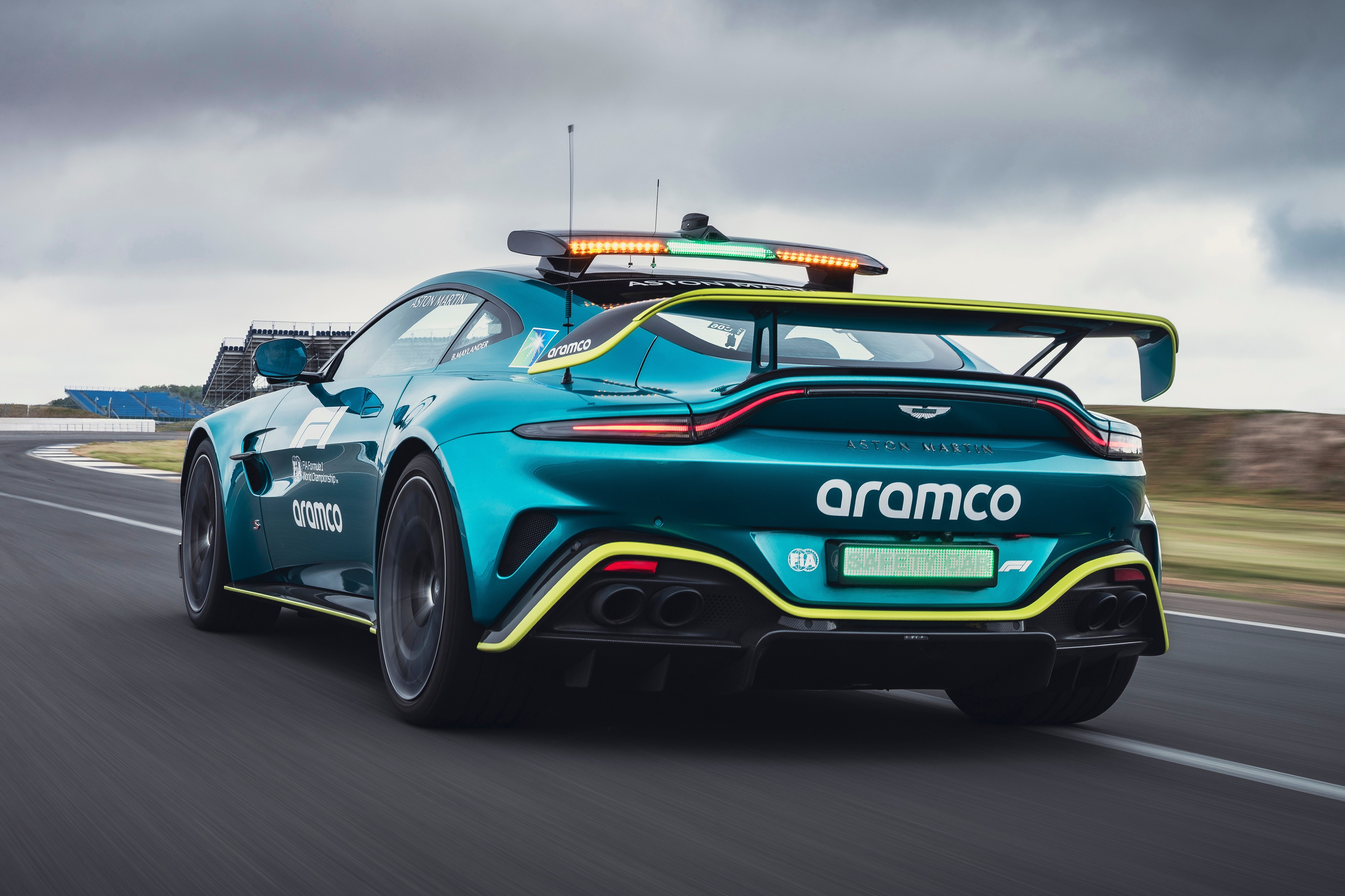 sieu xe,  aston martin,  vantage,  aston martin vantage,  vantage s,  aston martin vantage s,  safety car,  xe an toan,  f1,  medical car,  xe y te,  dbx s,  dbx707 anh 9